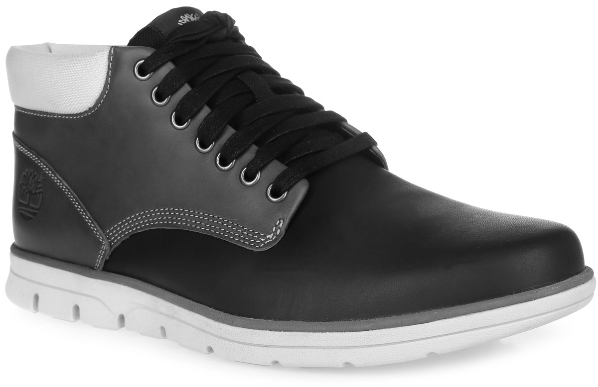 Ботинки мужские Timberland Bradstreet Leather Chukka, цвет: черный. TBLA178KM. Размер 12 (45)TBLA178KM Ботинки мужские Timberland Bradstreet Leather Chukka, цвет: черный. TBLA178KM. Размер 12 (45)TBLA178KMСтильные мужские ботинки Bradstreet Leather Chukka от Timberland заинтересуют вас своим дизайном с первого взгляда! Модель изготовлена из натуральной кожи, боковая сторона декорирована тиснением в виде логотипа бренда. Подкладка и стелька изготовлены из мягкого текстиля. Шнуровка прочно зафиксирует модель на вашей ноге. Подошва с технологией SensorFlex - новейшая трехслойная подошва, которая обеспечивает оптимальную поддержку, комфорт и отличные эксплуатационные качества на любой поверхности и любом рельефе местности, амортизирует каждый шаг, вне зависимости от неровностей поверхности, и гарантирует устойчивость при ходьбе, стабилизируя стопу. Стильные ботинки позволят вам выделиться из толпы. Ультрамодные ботинки не оставят вас незамеченным!