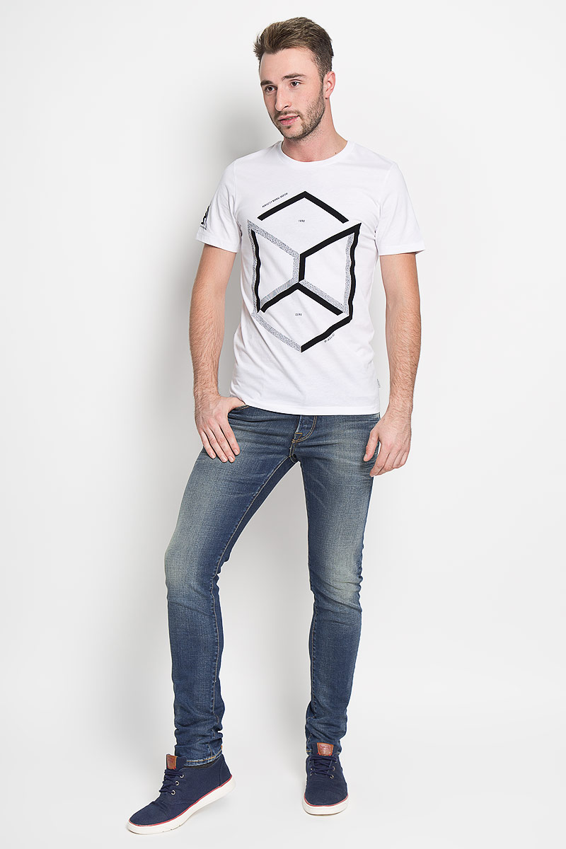 Джинсы мужские Jack & Jones, цвет: синий. 12111024. Размер 33-32 (48-32)12111024_Blue Denim Джинсы мужские Jack & Jones, цвет: синий. 12111024. Размер 33-32 (48-32)12111024_Blue DenimМодные мужские джинсы Jack & Jones - это джинсы высочайшего качества, которые прекрасно сидят. Они выполнены из высококачественного эластичного хлопка, что обеспечивает комфорт и удобство при носке. Джинсы-слим станут отличным дополнением к вашему современному образу. Джинсы застегиваются на пуговицу в поясе и ширинку на пуговицах, дополнены шлевками для ремня. Джинсы имеют классический пятикарманный крой: спереди модель дополнена двумя втачными карманами и одним маленьким накладным кармашком, а сзади - двумя накладными карманами. Модель оформлена перманентными складками и эффектом потертости.Эти модные и в то же время комфортные джинсы послужат отличным дополнением к вашему гардеробу.