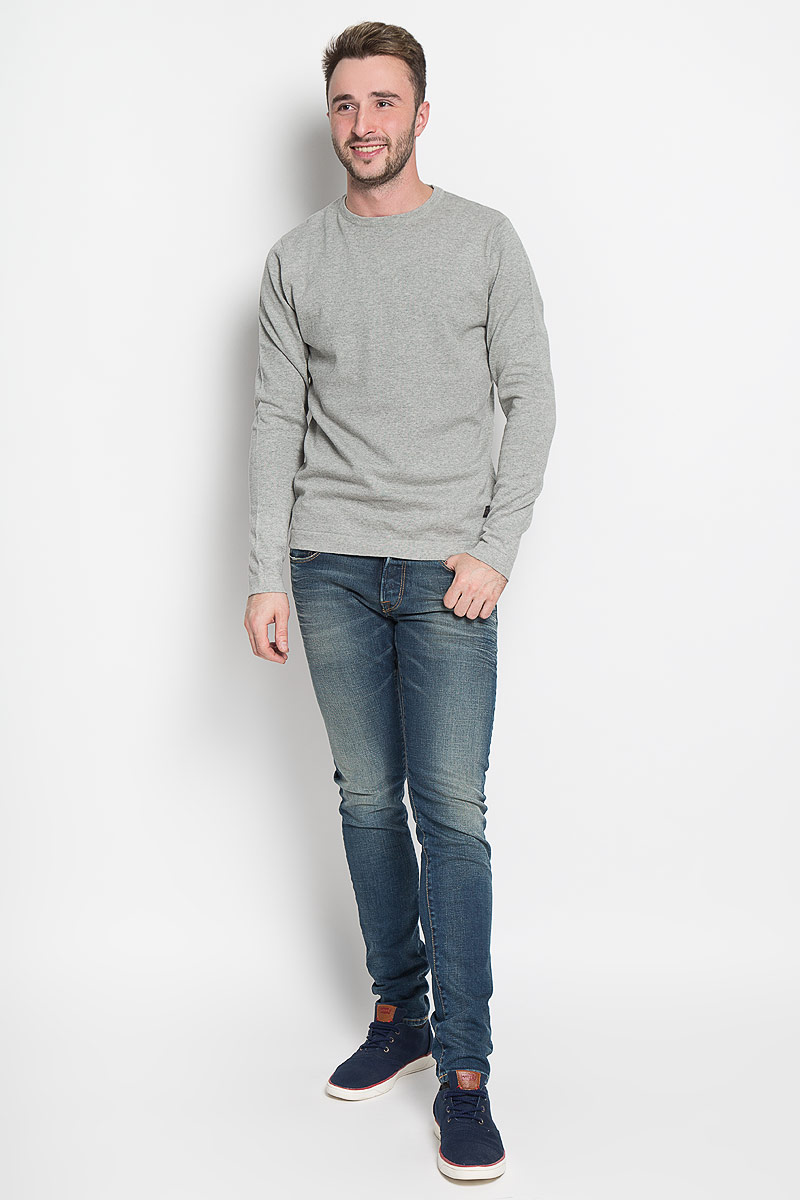 Джемпер мужской Jack & Jones, цвет: серый. 12113056. Размер S (44)12113056_Light Grey Melange Джемпер мужской Jack & Jones, цвет: серый. 12113056. Размер S (44)12113056_Light Grey MelangeОригинальный мужской джемпер Jack & Jones, изготовленный из высококачественной пряжи из хлопка, мягкий и приятный на ощупь, не сковывает движений и обеспечивает наибольший комфорт.Модель с круглым вырезом горловины и длинными рукавами великолепно подойдет для создания современного образа в стиле Casual. Однотонный джемпер будет превосходно сочетаться с джинсами и брюками. Этот джемпер послужит отличным дополнением к вашему гардеробу. В нем вы всегда будете чувствовать себя уютно и комфортно в прохладную погоду.