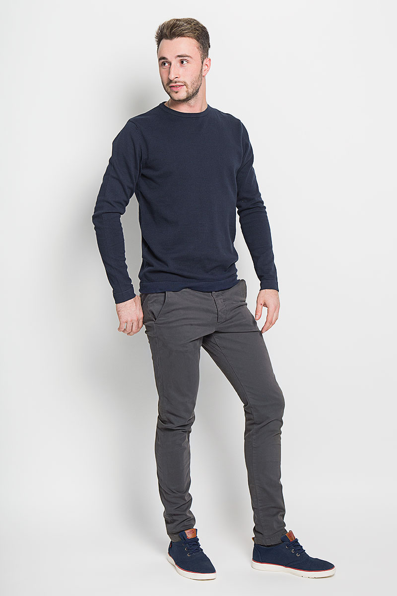 Брюки мужские Jack & Jones, цвет: темно-серый. 12111475. Размер 34-34 (48/50-34)12111475_Dark Grey Брюки мужские Jack & Jones, цвет: темно-серый. 12111475. Размер 34-34 (48/50-34)12111475_Dark GreyМужские брюки Jack & Jones, выполненные из натурального хлопка, идеально подойдут для повседневной носки. Материал изделия мягкий и приятный на ощупь, не сковывает движения и позволяет коже дышать.Брюки стандартные имеют ширинку на пуговицах, а также шлевки для ремня. Спереди предусмотрены два втачных кармана. Сзади расположены два прорезных кармана на пуговицах. Изделие оформлено в лаконичном стиле и сзади дополнено небольшой нашивкой с надписью бренда.Такая модель станет стильным дополнением к вашему гардеробу. Лаконичный дизайн и совершенство стиля подчеркнут вашу индивидуальность.