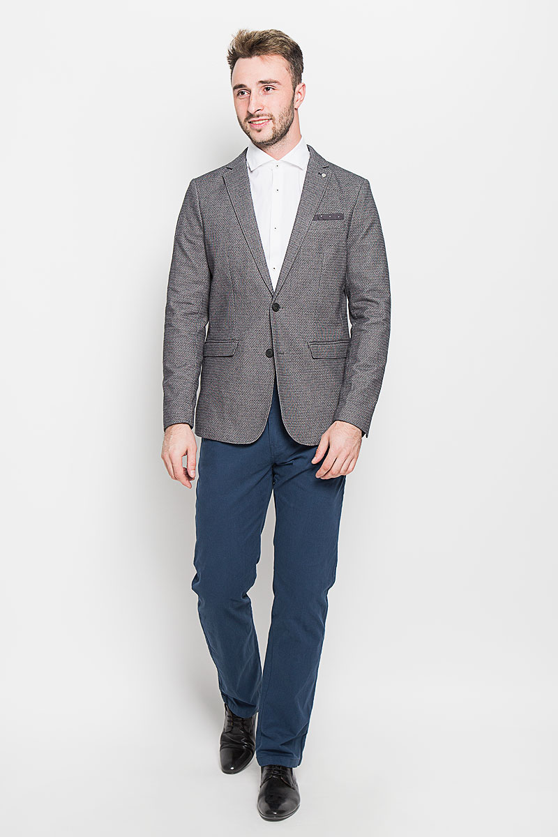Пиджак мужской Selected Homme, цвет: серый. 16051939. Размер 5416051939_Gray Violet Пиджак мужской Selected Homme, цвет: серый. 16051939. Размер 5416051939_Gray VioletКлассический мужской пиджак Selected Homme изготовлен из высококачественного эластичного хлопка, благодаря чему он приятен на ощупь и обеспечит вам комфорт и удобство при носке. Подкладка пиджака выполнена из полиэстера с добавлением хлопка. Пиджак с воротником с лацканами и длинными рукавами застегивается на две пуговицы. Манжеты рукавов также дополнены декоративными пуговицами. Пиджак имеет два втачных кармана с клапанами и нагрудный кармашек спереди, а также внутренний втачной карман на пуговицах.Этот модный и в то же время комфортный пиджак - отличный вариант как для офиса, так и для повседневной носки. Благодаря классическому фасону такой пиджак будет прекрасно сочетаться с любыми нарядами.