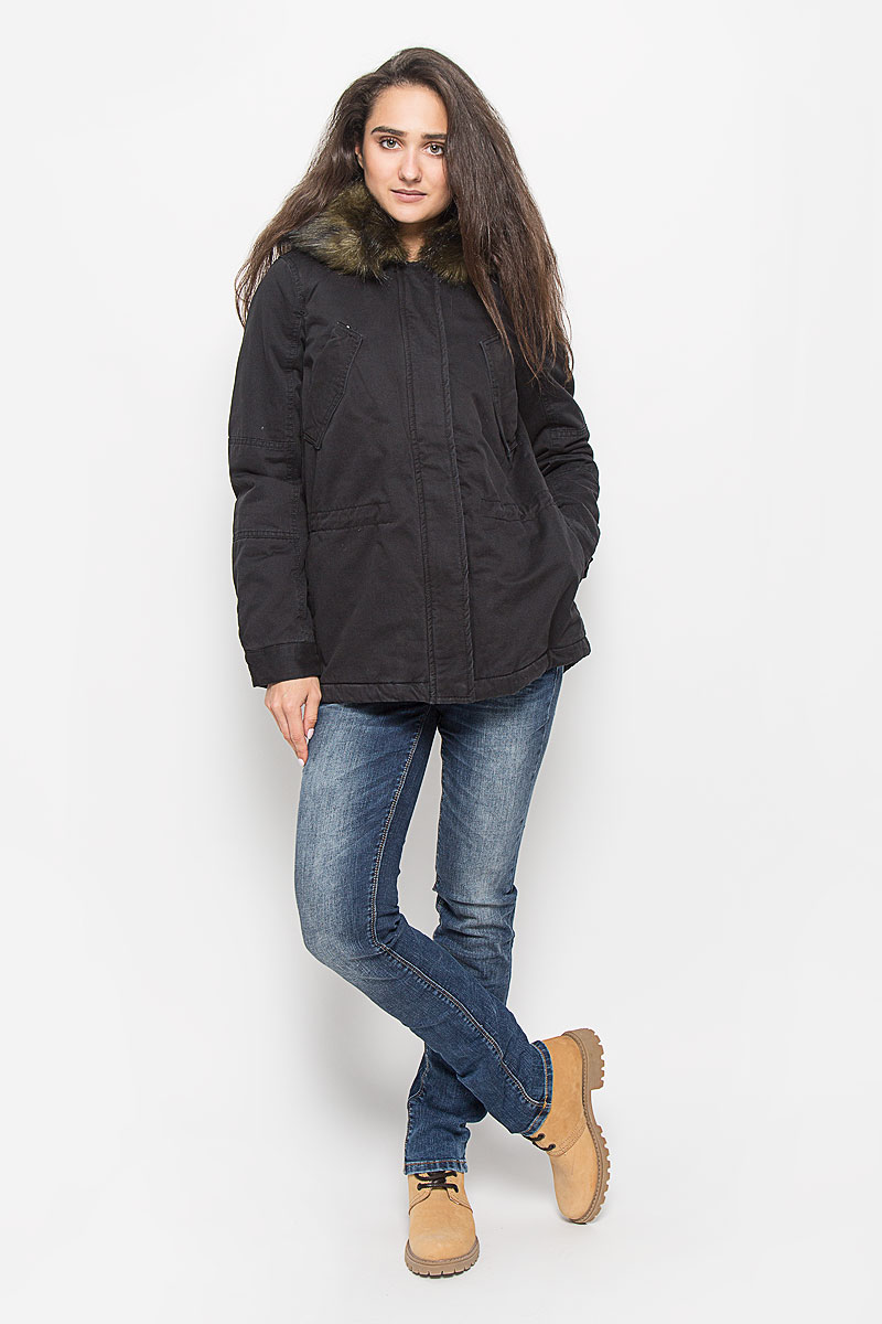 Парка женская Tom Tailor Denim, цвет: черный. 3820967.00.71_2999. Размер L (48)3820967.00.71_2999 Парка женская Tom Tailor Denim, цвет: черный. 3820967.00.71_2999. Размер L (48)3820967.00.71_2999Стильная женская парка Tom Tailor Denim с синтепоновым наполнителем согреет вас в холодную погоду и позволит выделиться из толпы. Модель с несъемным капюшоном застегивается на застежку-молнию и оснащена ветрозащитным клапаном на кнопках. Капюшон дополнен искусственным мехом, который пристегивается на пуговицы. На груди модель дополнена двумя врезными карманами, оформленными клапанами и по бокам двумя врезными карманами. На талии и снизу парка затягивается на скрытый шнурок-кулиску. Манжеты рукавов регулируются по ширине при помощи кнопок. Левый рукав оформлен брендовой металлической нашивкой. Такая стильная парка станет прекрасным дополнением к вашему гардеробу, она подарит вам комфорт и тепло.