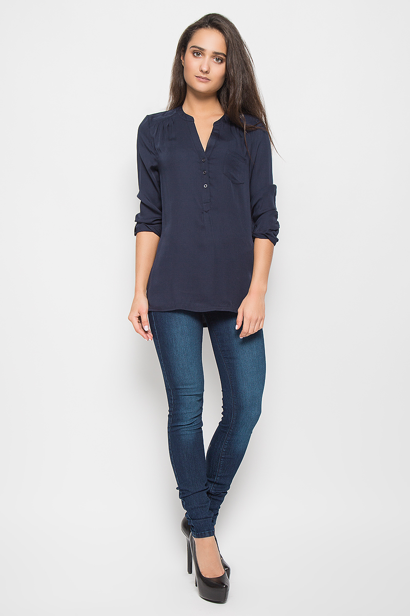 Блузка женская Tom Tailor Denim, цвет: темно-синий. 2029195.10.71_6901. Размер XS (42)2029195.10.71_6901 Блузка женская Tom Tailor Denim, цвет: темно-синий. 2029195.10.71_6901. Размер XS (42)2029195.10.71_6901Стильная женская блуза Tom Tailor Denim, выполненная из вискозы, подчеркнет ваш уникальный стиль и поможет создать оригинальный женственный образ.Блузка с рукавами 3/4 и V-образным вырезом горловины имеет свободный крой и застегивается на пуговицы на груди. Рукава дополнены хлястиками на пуговицах, которые фиксируют рукав в закатанном состоянии. Блузка с удлиненной спинкой дополнена накладным нагрудным карманом. Эта блузка будет дарить вам комфорт в течение всего дня и послужит замечательным дополнением к вашему гардеробу.