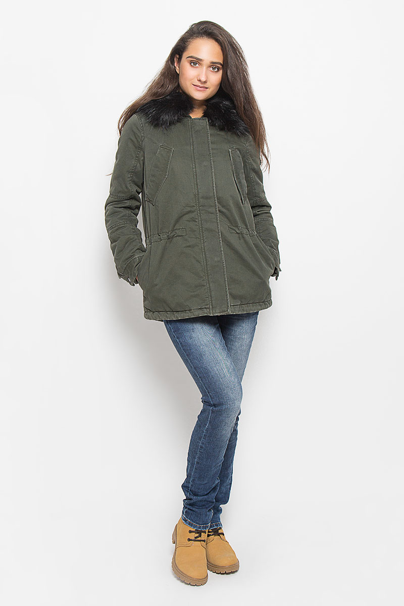 Парка женская Tom Tailor Denim, цвет: зеленый. 3820967.00.71_7074. Размер L (48)3820967.00.71_7074 Парка женская Tom Tailor Denim, цвет: зеленый. 3820967.00.71_7074. Размер L (48)3820967.00.71_7074Стильная женская парка Tom Tailor Denim с синтепоновым наполнителем согреет вас в холодную погоду и позволит выделиться из толпы. Модель с несъемным капюшоном застегивается на застежку-молнию и оснащена ветрозащитным клапаном на кнопках. Капюшон дополнен искусственным мехом, который пристегивается на пуговицы. На груди модель дополнена двумя врезными карманами, оформленными клапанами и по бокам двумя врезными карманами. На талии и снизу парка затягивается на скрытый шнурок-кулиску. Манжеты рукавов регулируются по ширине при помощи кнопок. Левый рукав оформлен брендовой металлической нашивкой. Такая стильная парка станет прекрасным дополнением к вашему гардеробу, она подарит вам комфорт и тепло.