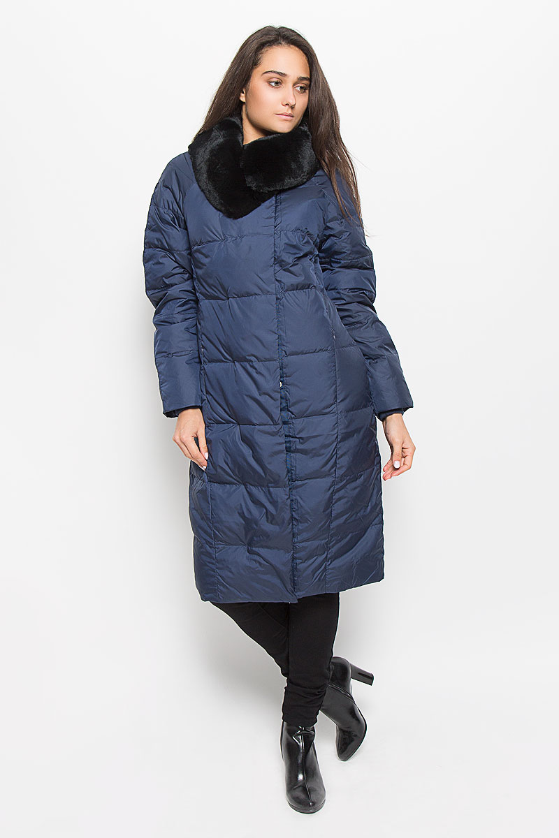 Пальто женское Sela Casual Wear, цвет: темно-синий. Ced-126/654-6414. Размер L (48)Ced-126/654-6414 Пальто женское Sela Casual Wear, цвет: темно-синий. Ced-126/654-6414. Размер L (48)Ced-126/654-6414Удобное и теплое женское пальто Sela Casual Wear с наполнителем из пуха и пера согреет вас в холодную погоду и позволит выделиться из толпы. Удлиненная модель с воротником-стойкой выполнена из высококачественного материала, застегивается на молнию спереди и имеет ветрозащитный клапан на кнопках. Воротник дополнен съемным натуральным мехом кролика. Пальто дополнено двумя втачными карманами на потайных застежках-молниях, с внутренней стороны имеется один карман на молнии. Длинные рукава-реглан дополнены трикотажными манжетами, что предотвращает проникновение холодного воздуха.Это модное и комфортное пальто - отличный вариант для прогулок, оно подчеркнет ваш изысканный вкус и поможет создать неповторимый образ.