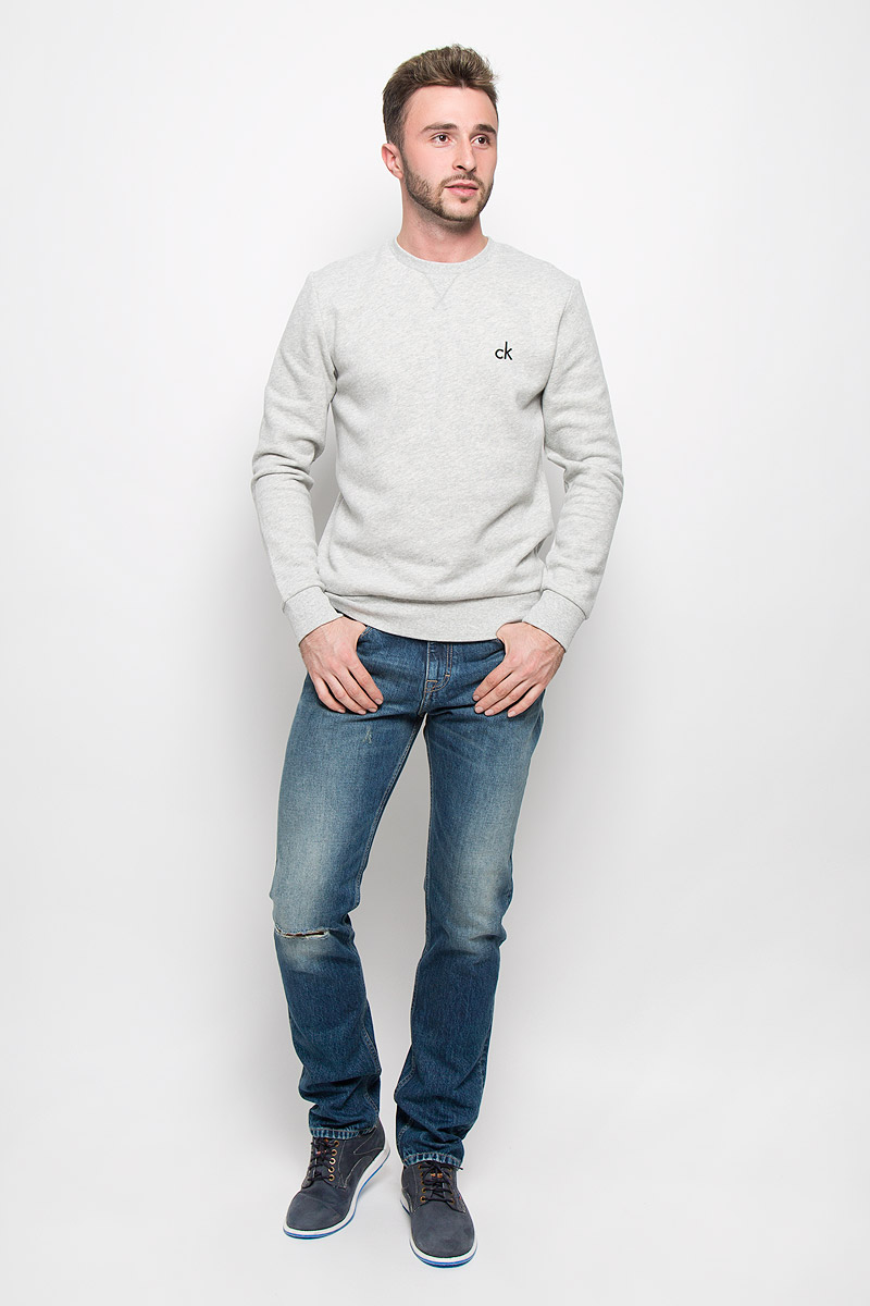 Джинсы мужские Calvin Klein Jeans, цвет: синий. J30J301041_9114. Размер 36 (54)134082-0904 Джинсы мужские Calvin Klein Jeans, цвет: синий. J30J301041_9114. Размер 36 (54)134082-0904Мужские джинсы Calvin Klein Jeans, выполненные из натурального хлопка, отлично дополнят ваш образ. Ткань изделия тактильно приятная, не стесняет движений, позволяет коже дышать. Джинсы застегиваются в поясе на пуговицу и имеют ширинку на молнии. На модели предусмотрены шлевки для ремня. Спереди джинсы дополнены двумя втачными карманами и одним маленьким накладным, сзади - двумя накладными карманами. Оформлено изделие эффектом потертости и рваным эффектом на коленке. Высокое качество кроя и пошива, актуальный дизайн и расцветка придают изделию неповторимый стиль и индивидуальность. Модель займет достойное место в вашем гардеробе!