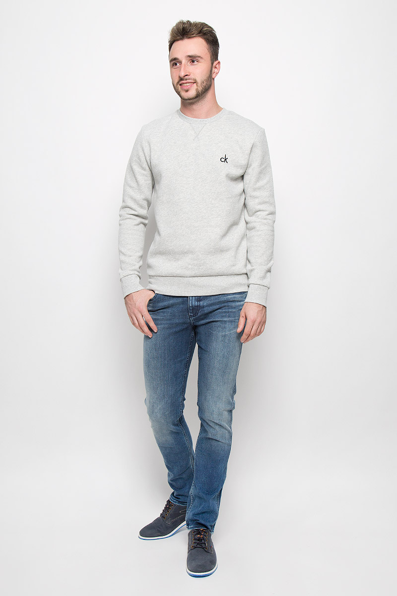 Джинсы мужские Calvin Klein Jeans, цвет: светло-синий. J30J300979_9154. Размер 33 (48/50)A16-21102_132 Джинсы мужские Calvin Klein Jeans, цвет: светло-синий. J30J300979_9154. Размер 33 (48/50)A16-21102_132Мужские джинсы Calvin Klein Jeans, выполненные из эластичного хлопка с небольшим добавлением полиэстера, отлично дополнят ваш образ. Ткань изделия тактильно приятная, не стесняет движений, позволяет коже дышать. Джинсы застегиваются в поясе на пуговицу и имеют ширинку на молнии. На модели предусмотрены шлевки для ремня. Спереди джинсы дополнены двумя втачными карманами и одним маленьким накладным, сзади - двумя накладными карманами. Оформлено изделие эффектом потертости. Высокое качество кроя и пошива, актуальный дизайн и расцветка придают изделию неповторимый стиль ииндивидуальность. Модель займет достойное место в вашем гардеробе!