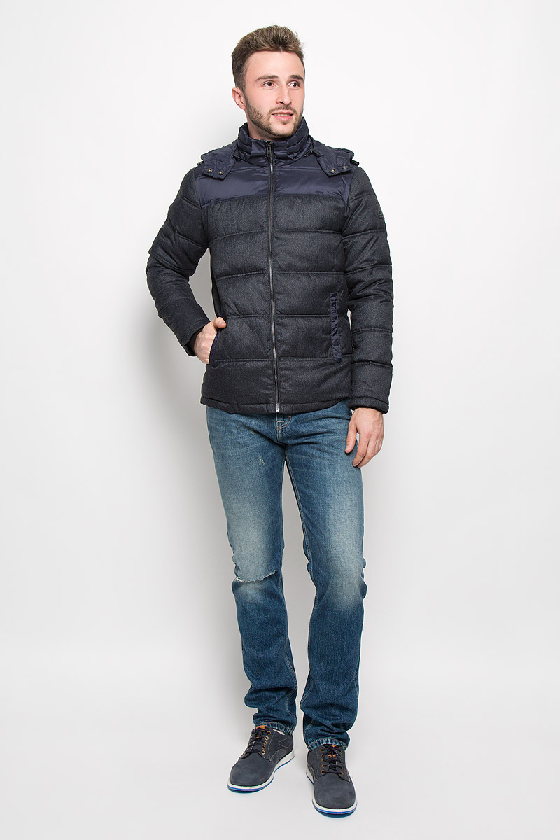 Куртка мужская Calvin Klein Jeans, цвет: темно-синий. J30J300669_4020. Размер L (50/52)A16-21102_211 Куртка мужская Calvin Klein Jeans, цвет: темно-синий. J30J300669_4020. Размер L (50/52)A16-21102_211Стильная мужская куртка Calvin Klein Jeans превосходно подойдет для прохладных дней. Куртка выполнена из полиэстера, она отлично защищает от дождя, снега и ветра, а наполнитель из синтепона превосходно сохраняет тепло. Модель с длинными рукавами и воротником-стойкой застегивается на застежку-молнию спереди и имеет съемный капюшон на застежке-молнии. Объем капюшона регулируется при помощи шнурка-кулиски со стопперами. Изделие дополнено двумя втачными карманами на кнопках спереди, а также внутренним втачным карманом. Рукава дополнены внутренними трикотажными манжетами.Эта модная и в то же время комфортная куртка согреет вас в холодное время года и отлично подойдет как для прогулок, так и для активного отдыха.