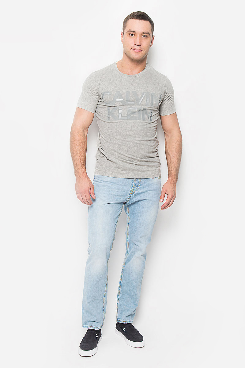 Футболка мужская Calvin Klein Jeans, цвет: серый меланж. J30J300562_0380. Размер L (50/52)16053589_Navy Blazer Футболка мужская Calvin Klein Jeans, цвет: серый меланж. J30J300562_0380. Размер L (50/52)16053589_Navy BlazerМужская футболка Calvin Klein Jeans, выполненная из эластичного хлопка, идеально подойдет для повседневной носки. Материал очень мягкий и приятный на ощупь, не сковывает движения и хорошо пропускает воздух. Футболка с круглым вырезом горловины и короткими рукавами имеет полуприлегающий силуэт. Спереди изделие украшено фактурной надписью с названием бренда. Такая модель будет дарить вам комфорт в течение всего дня и станет стильным дополнением к вашему образу.