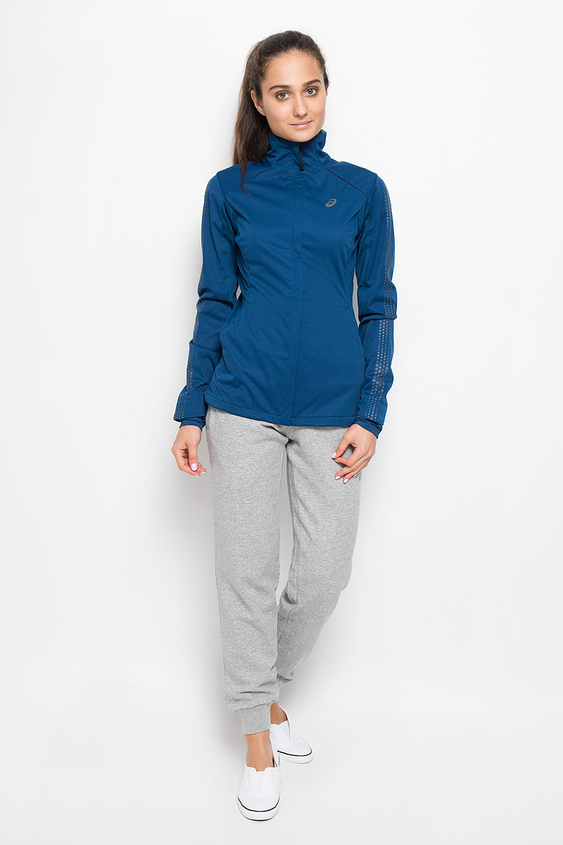 Куртка для бега женская Asics Lite-Show Winter Jacket, цвет: синий. 134074-8130. Размер XS (40/42)134074-8130 Куртка для бега женская Asics Lite-Show Winter Jacket, цвет: синий. 134074-8130. Размер XS (40/42)134074-8130Женская куртка для бега Asics Lite-Show Winter Jacket прекрасно подходит для бега в холодную погоду. Куртка с воротником-стойкой застегивается спереди на молнию. Флисовый материал устойчив к ветру и воде, а вставки из трикотажа с начесом сбоку и сзади мягко отводят влагу, сохраняя ощущение сухости и комфорта на протяжении всей пробежки. На куртке предусмотрены светоотражающие детали. Просторные передние карманы на молниях имеют медиа-порт для наушников. Удобная и практически невесомая куртка отлично подходит для занятий спортом, утренних пробежек и дальних путешествий. Не дайте зиме помешать вашим планам!