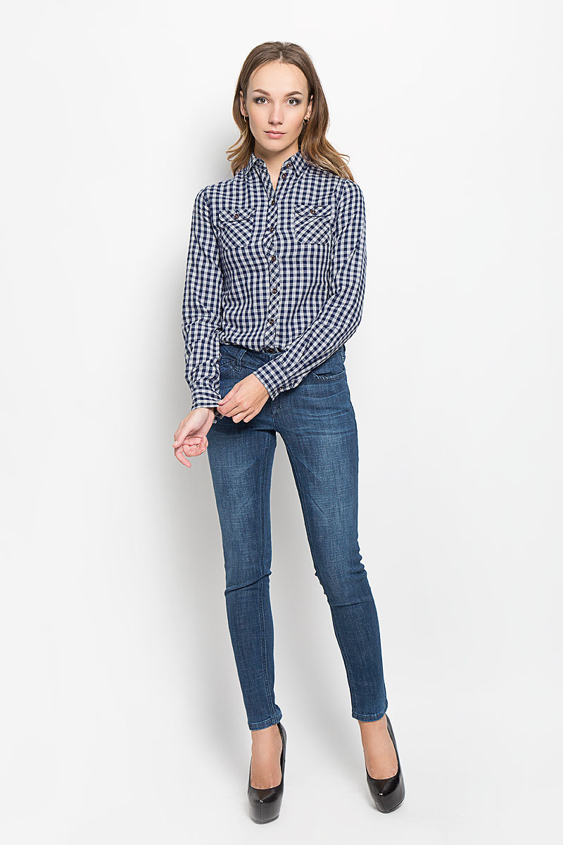 Рубашка женская Lee Cooper, цвет: синий, серый. LCHWW043. Размер S (42)LCHWW043/NAVY Рубашка женская Lee Cooper, цвет: синий, серый. LCHWW043. Размер S (42)LCHWW043/NAVYЖенская рубашка Lee Cooper, выполненная из высококачественного хлопка, обладает высокой теплопроводностью, воздухопроницаемостью и гигроскопичностью, позволяет коже дышать, тем самым обеспечивая наибольший комфорт при носке.Модель с отложным воротником застегивается на пуговицы. Рубашка дополнена двумя накладными карманами на пуговицах на груди. Длинные рукава рубашки дополнены манжетами на пуговицах. Изделие оформлено актуальным принтом в мелкую клеткуТакая рубашка подчеркнет ваш вкус и поможет создать великолепный стильный образ.