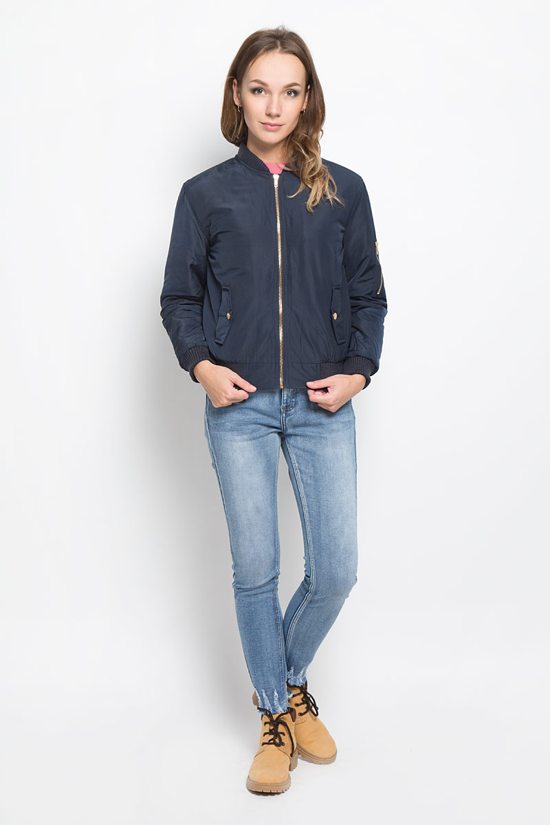 Куртка женская Glamorous, цвет: темно-синий. CK0657. Размер M (46)CK0657_NAVY DUSTY PINK Куртка женская Glamorous, цвет: темно-синий. CK0657. Размер M (46)CK0657_NAVY DUSTY PINKСтильная женская куртка Glamorous отлично подойдет для прохладной погоды. Модель выполненная полиэстера, застегивается на застежку-молнию и имеет внутреннюю ветрозащитную планку. Горловина, рукава и низ куртки дополнены трикотажными манжетами. По бокам изделие дополнено двумя карманами и одним маленьким кармашком на левом рукаве, который застегивается молнию.В такой куртке вы всегда будете чувствовать себя уютно и комфортно.
