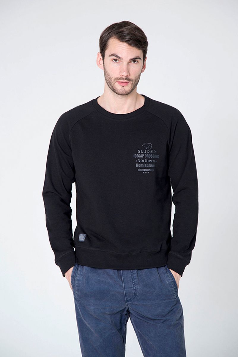 Свитшот мужской BeGood, цвет: черный. AW16-BGUZ-822. Размер XXXXL (58)AW16-BGUZ-822 Свитшот мужской BeGood, цвет: черный. AW16-BGUZ-822. Размер XXXXL (58)AW16-BGUZ-822Стильный и уютный мужской свитшот BeGood, изготовленный из хлопка, мягкий и приятный на ощупь, обладает хорошей гигроскопичностью и позволяет коже дышать. Модель с круглым вырезом горловины и длинными рукавами-реглан не сковывает движений и обеспечивает наибольший комфорт. Манжеты рукавов, горловина и низ свитшота оснащены эластичными трикотажными резинками. Спереди свитшот оформлен фирменной нашивкой и термоаппликацией с надписями.