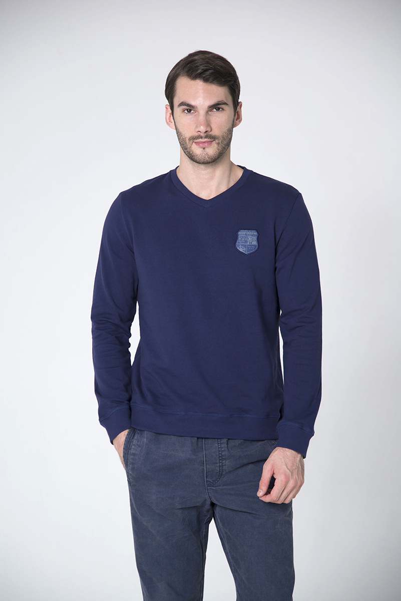 Свитшот мужской BeGood, цвет: темно-синий. AW16-BGUZ-823A. Размер XXXL (56)AW16-BGUZ-823A Свитшот мужской BeGood, цвет: темно-синий. AW16-BGUZ-823A. Размер XXXL (56)AW16-BGUZ-823AМужской свитшот BeGood выполнен из натурального хлопка. Изнаночная сторона изделия с небольшими петельками. Модель с V-образным вырезом горловины и длинными рукавами украшена небольшой нашивкой на груди. Вырез горловины и низ свитшота дополнены трикотажными резинками. На рукавах предусмотрены мягкие манжеты.