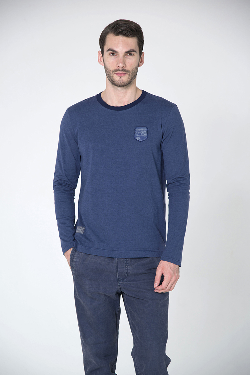 Лонгслив мужской BeGood, цвет: синий. AW16-BGUZ-824. Размер 58AW16-BGUZ-824 Лонгслив мужской BeGood, цвет: синий. AW16-BGUZ-824. Размер 58AW16-BGUZ-824Мужской лонгслив BeGood, изготовленный из хлопка, станет отличным дополнением к вашему гардеробу. Материал изделия приятный на ощупь, не сковывает движений и позволяет коже дышать.Модель с круглым вырезом горловины и длинными рукавами оформлена спереди оригинальными нашивками с надписями. Вырез горловины дополнен трикотажной резинкой.
