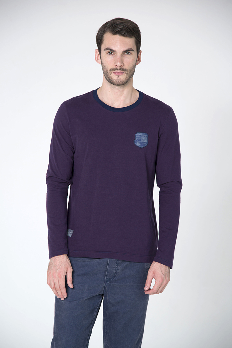 Лонгслив мужской BeGood, цвет: фиолетовый. AW16-BGUZ-824. Размер 54AW16-BGUZ-824 Лонгслив мужской BeGood, цвет: фиолетовый. AW16-BGUZ-824. Размер 54AW16-BGUZ-824Мужской лонгслив BeGood, изготовленный из хлопка, станет отличным дополнением к вашему гардеробу. Материал изделия приятный на ощупь, не сковывает движений и позволяет коже дышать.Модель с круглым вырезом горловины и длинными рукавами оформлена спереди оригинальными нашивками с надписями. Вырез горловины дополнен трикотажной резинкой.