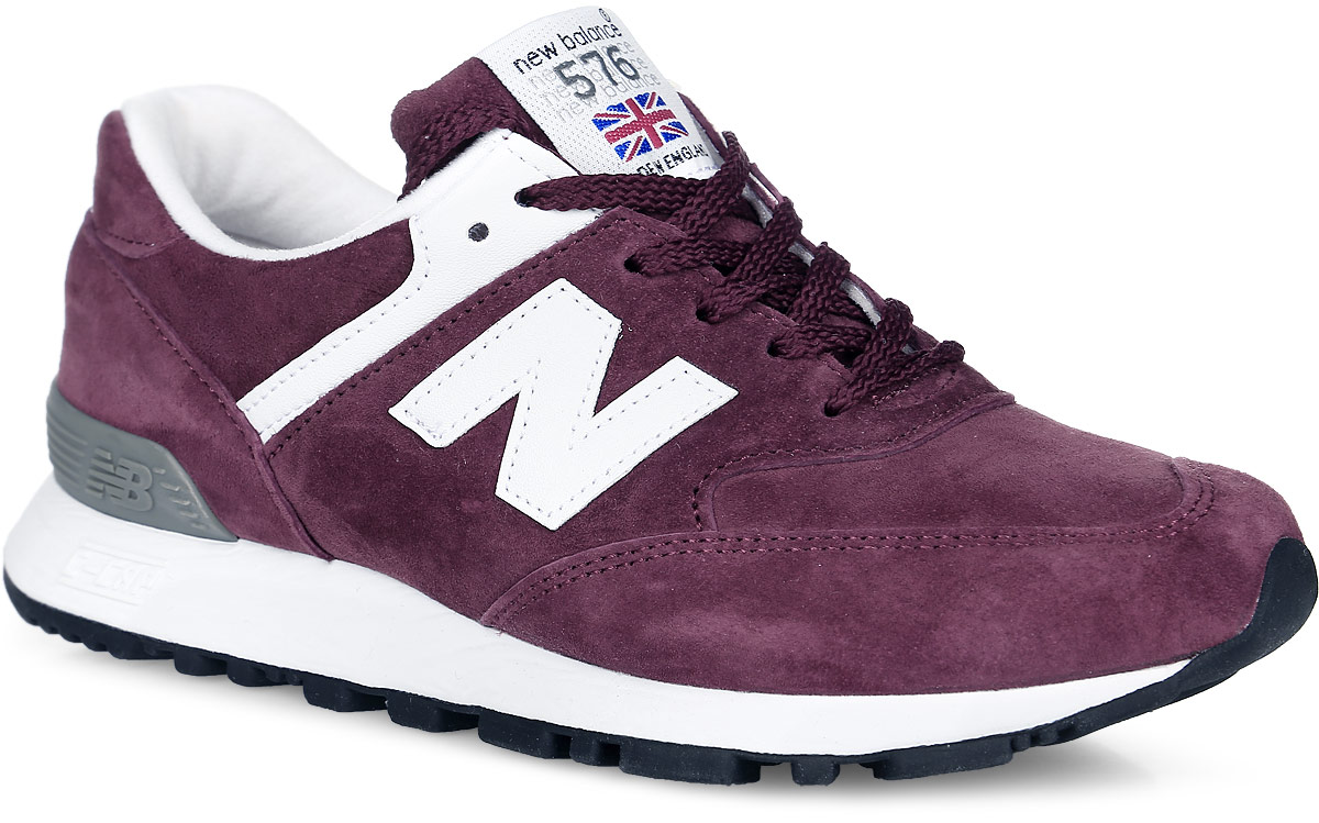 Кроссовки женские New Balance 576, цвет: бордовый. W576PR/B. Размер 6 (36,5)W576PR/B Кроссовки женские New Balance 576, цвет: бордовый. W576PR/B. Размер 6 (36,5)W576PR/BСтильные женские кроссовки от New Balance придутся вам по душе. Верх модели выполнен из натуральной замши. По бокам обувь оформлена декоративными элементами в виде фирменного логотипа бренда, на язычке - фирменной нашивкой, задник логотипом бренда. Классическая шнуровка надежно зафиксирует изделие на ноге. Подошва оснащена рифлением для лучшей сцепки с поверхностями. Удобные кроссовки займут достойное место среди коллекции вашей обуви.
