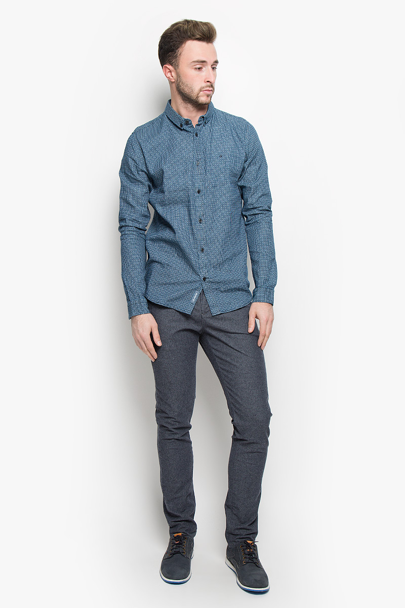 Брюки мужские Calvin Klein Jeans, цвет: синий. J30J300936. Размер 34 (50)J30J300936 Брюки мужские Calvin Klein Jeans, цвет: синий. J30J300936. Размер 34 (50)J30J300936Мужские брюки Calvin Klein Jeans станут модным дополнением к вашему гардеробу. Изготовленные из эластичного хлопка, они мягкие и приятные на ощупь, не сковывают движения и позволяют коже дышать, обеспечивая комфорт. Брюки зауженного кроя на поясе застегиваются на пуговицу и имеют ширинку на застежке-молнии, а также шлевки для ремня. Спереди у модели предусмотрены два втачных кармана, сзади - два прорезных кармана на пуговицах.Современный дизайн и расцветка делают эти брюки стильным предметом одежды, они отлично дополнят ваш образ и подчеркнут неповторимый стиль.