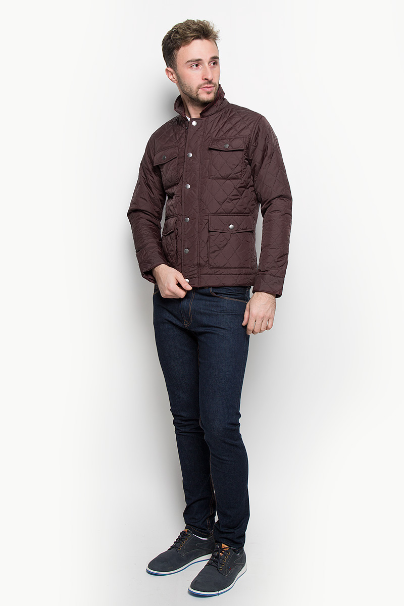 Куртка мужская Jack & Jones, цвет: бордово-коричневый. 12109189. Размер L (48)12109189_Fudge Куртка мужская Jack & Jones, цвет: бордово-коричневый. 12109189. Размер L (48)12109189_FudgeСтильная мужская куртка Jack & Jones, выполненная из высококачественного материала, рассчитана на прохладную погоду. Модель с утеплителем из полиэстера подарит вам максимальный комфорт. Куртка с отложным воротником застегивается на застежку-молнию и дополнительно имеет внешний ветрозащитный клапан на кнопках. Спереди расположены четыре кармана с клапанами на кнопках. С внутренней стороны модель дополнена карманом на липучке и одним врезным карманом на застежке-молнии. Манжеты снабжены хлястиком с кнопкой. Модная фактура ткани, отличное качество, великолепный дизайн.