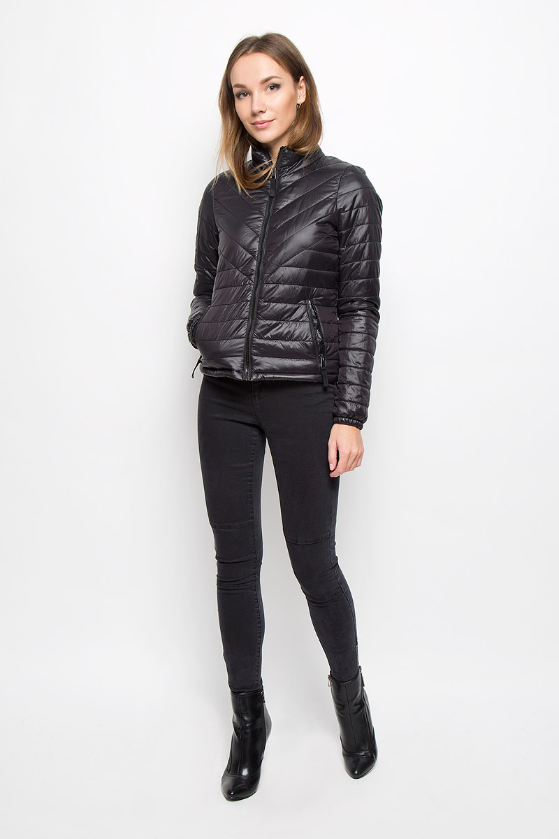 Куртка женская Vero Moda, цвет: черный. 10159271. Размер S (42)10159271_Black Куртка женская Vero Moda, цвет: черный. 10159271. Размер S (42)10159271_BlackУдобная женская куртка выполнена из нейлона с наполнителем из 100% полиэстера. Подкладка выполнена из полиэстера. Такая модель отлично подойдет для прохладной погоды.Куртка с воротником-стойкой и длинными рукавами застегивается на застежку-молнию. Модель снаружи дополнена двумя втачными карманами на молниях. Внутри изделия на воротнике пришит компактный чехол, в него можно компактно сложить вашу курточку.Очень комфортная и стильная куртка будет прекрасным выбором для повседневной носки и подчеркнет вашу индивидуальность.