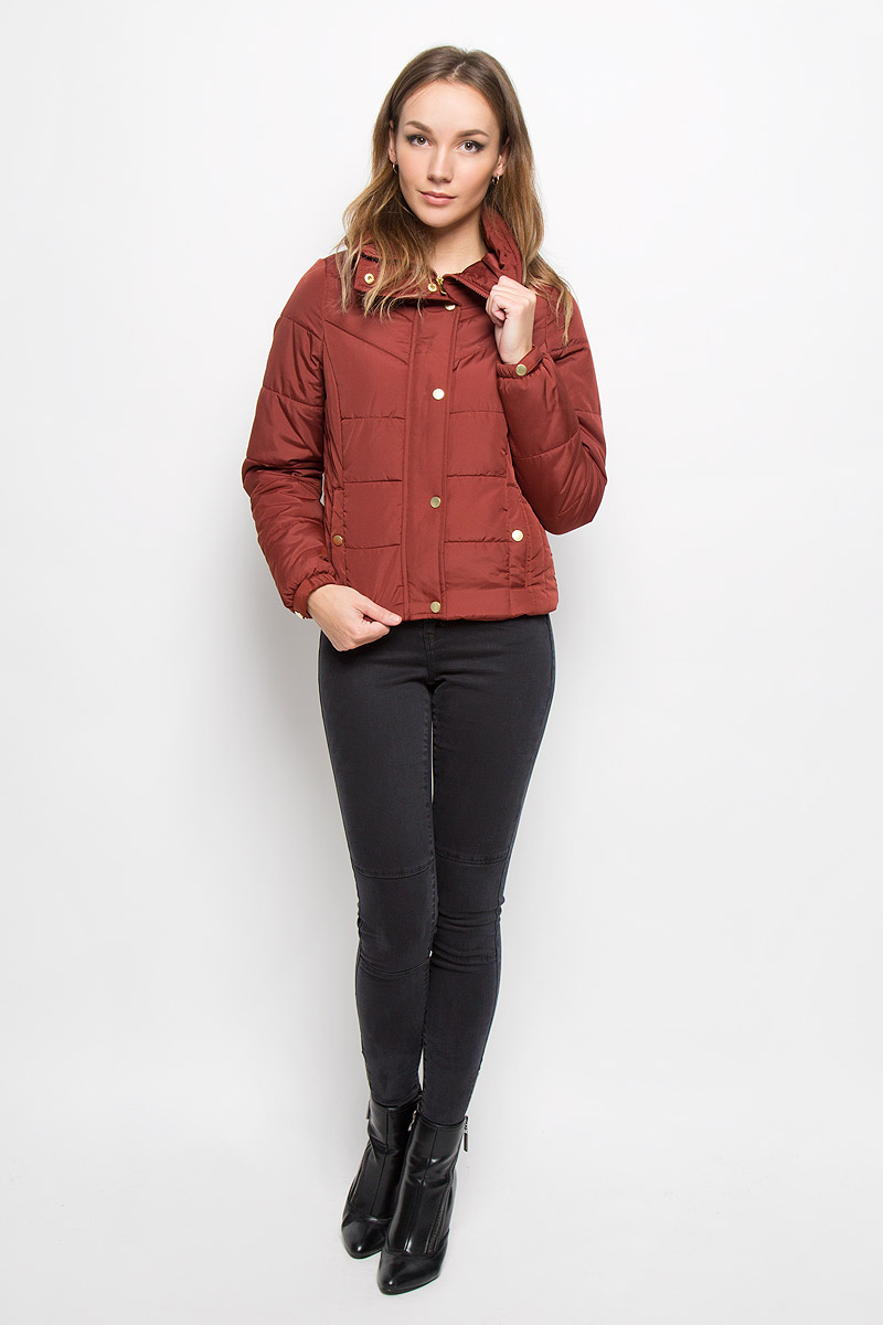 Куртка женская Vero Moda, цвет: каштановый. 10157838. Размер M (44)10157838_Fired Brick Куртка женская Vero Moda, цвет: каштановый. 10157838. Размер M (44)10157838_Fired BrickСтильная женская куртка Vero Moda выполнена из 100% полиэстера. Подкладка и наполнитель тоже выполнены из полиэстера. Такая модель отлично подойдет для прохладной погоды.Куртка с воротником-стойкой и длинными рукавами застегивается на застежку-молнию, которая прикрыта ветрозащитной планкой на кнопках. Спереди модель дополнена двумя прорезными карманами с клапанами на кнопках. Манжеты рукавов на резинках и оформлены декоративными кнопками. Очень комфортная и стильная куртка будет прекрасным выбором для повседневной носки и подчеркнет вашу индивидуальность.