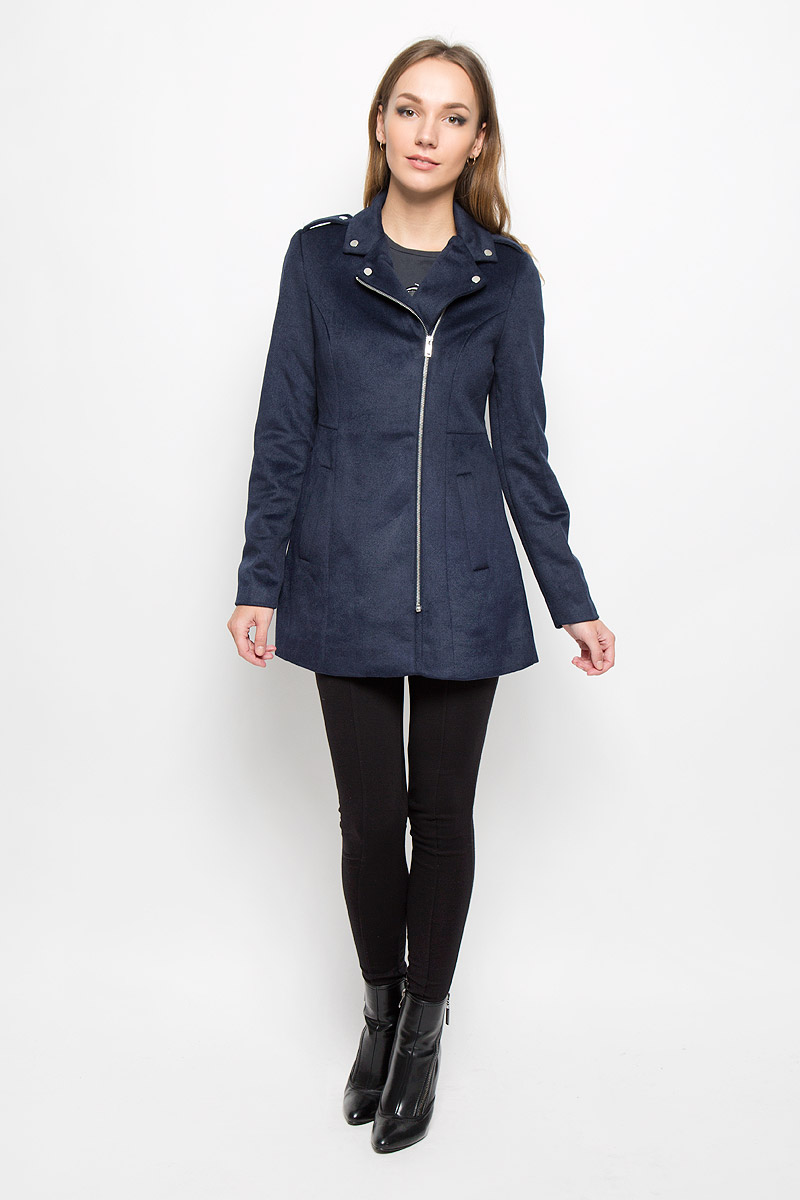 Пальто женской Vero Moda, цвет: темно-синий. 10159249. Размер M (44)10159249_Navy Blazer Пальто женской Vero Moda, цвет: темно-синий. 10159249. Размер M (44)10159249_Navy BlazerУдобное женское пальто Vero Moda согреет вас в прохладную погоду и позволит выделиться из толпы.Модель с длинными рукавами и воротником с лацканами выполнена из шерсти с полиэстером и подкладкой из полиэстера, застегивается на застежку-молнию спереди. Изделие дополнено двумя втачными карманами. На манжетной части рукава можно расстегнуть с помощью декоративных кнопок. Пальто надежно сохранит тепло и защитит вас от ветра и холода. Это модное и в то же время комфортное пальто - отличный вариант для прогулок, оно подчеркнет ваш изысканный вкус и поможет создать неповторимый образ.