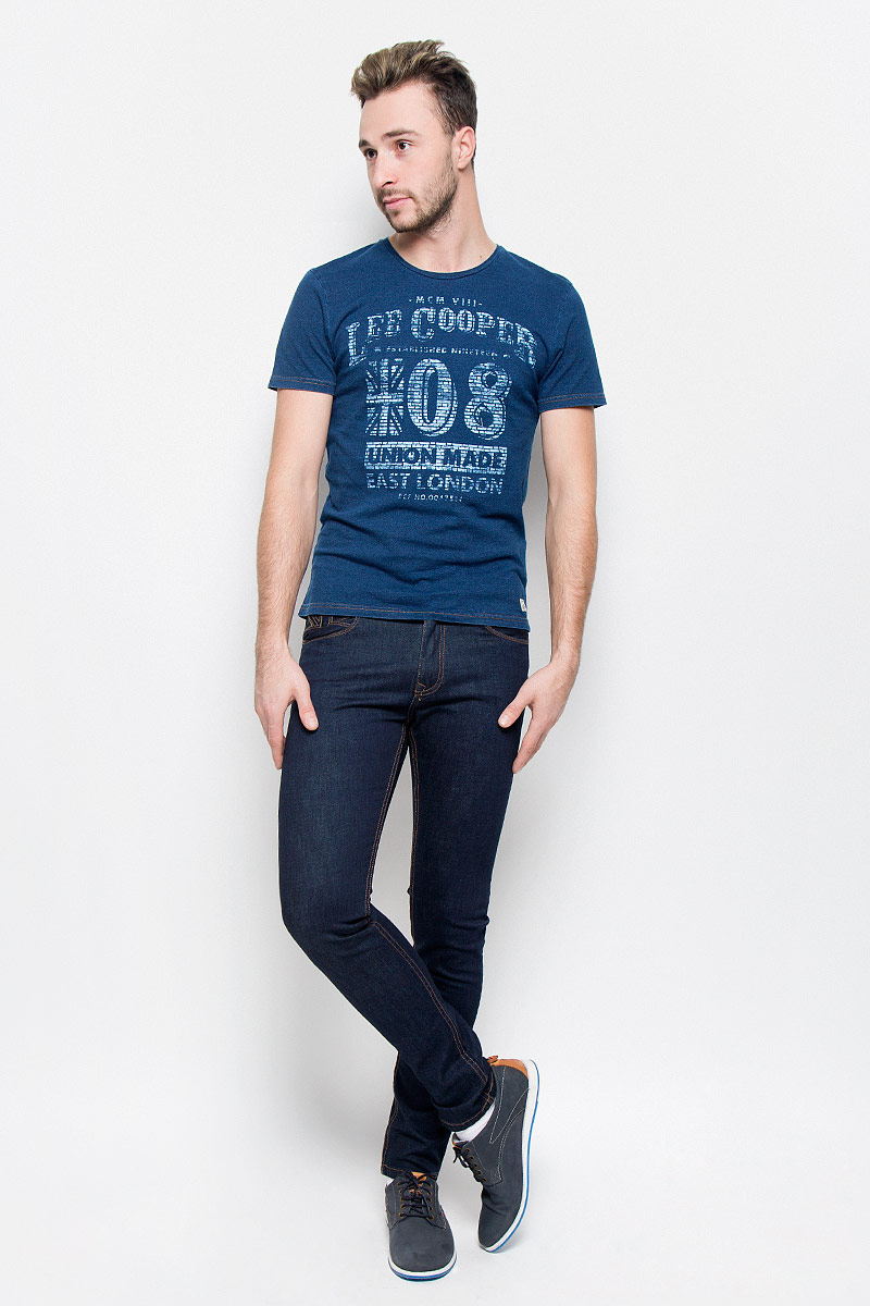 Джинсы мужские Lee Cooper, цвет: темно-синий. FRANK. Размер 31-34 (48-34)FRANK/INKY Джинсы мужские Lee Cooper, цвет: темно-синий. FRANK. Размер 31-34 (48-34)FRANK/INKYСтильные мужские джинсы Lee Cooper высочайшего качества выполнены из плотного хлопкового материала с небольшим добавлением лайкры. Модель зауженного кроя и средней посадки станет отличным дополнением к вашему современному образу. Джинсы застегиваются на металлическую пуговицу в поясе и ширинку на застежке-молнии, также имеются шлевки для ремня. Джинсы декорированы контрастной прострочкой. Спереди модель оформлена двумя втачными карманами, а сзади - двумя накладными карманами.Эти модные и в то же время комфортные джинсы послужат отличным дополнением к вашему гардеробу. В них вы всегда будете чувствовать себя уютно и комфортно.