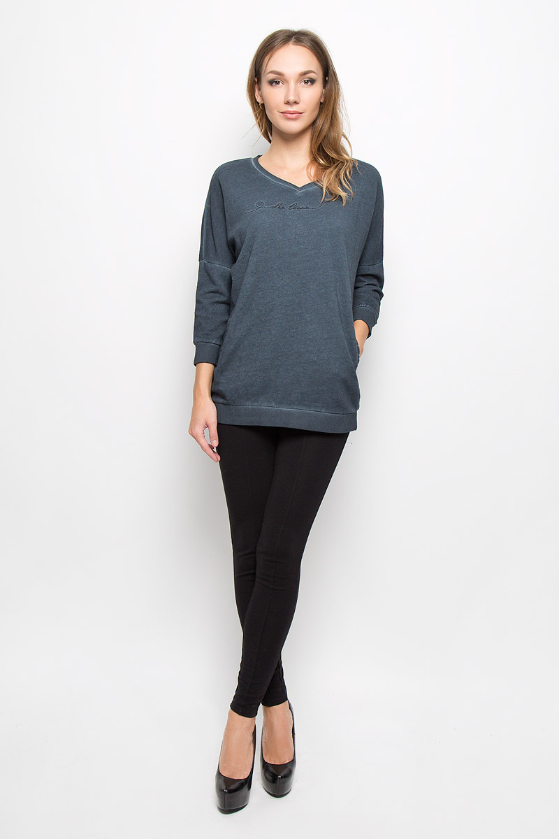 Свитшот женский Lee Cooper, цвет: серо-синий. LCHWJ097. Размер S (42)LCHWJ097/GRAPHITE Свитшот женский Lee Cooper, цвет: серо-синий. LCHWJ097. Размер S (42)LCHWJ097/GRAPHITEСтильный свитшот Lee Cooper, выполненный из высококачественного 100% хлопка, обладает высокой теплопроводностью, воздухопроницаемостью и гигроскопичностью, позволяет коже дышать.Свитшот с рукавами-реглан и длиною 3/4 оформлен принтовой надписью. V-образная горловина и рукава изделия дополнены трикотажной резинкой. Спереди свитшот дополнен двумя втачными карманами.Такая модель будет дарить вам комфорт в течение всего дня и послужит замечательным дополнением к вашему гардеробу.