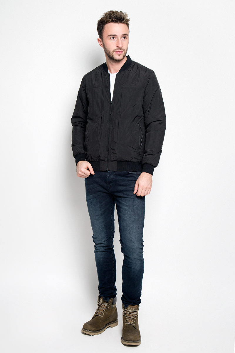 Куртка мужская Selected Homme, цвет: черный. 16052319. Размер XXL (52)16052319_Black Куртка мужская Selected Homme, цвет: черный. 16052319. Размер XXL (52)16052319_BlackМужская куртка Selected Homme идеально дополнит ваш образ в прохладную погоду. Изделие выполнено из 100% нейлона. Подкладка изготовлена из гладкого и приятного на ощупь материала контрастного цвета. В качестве утеплителя используется полиэстер, который обеспечивает максимальное сохранение тепла.Куртка выполнена в однотонном лаконичном стиле оформлена воротником-стойкой и застегивается на молнию. Спереди расположены два втачных кармана на застежках-молниях, с внутренней стороны имеется втачной карман дополненный отверстием для наушников. Манжеты, низ и воротник изделия выполнены на эластичной резинке.Практичная и теплая куртка послужит отличным дополнением к вашему гардеробу!