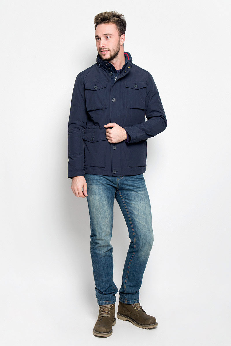 Куртка мужская Wrangler The Field, цвет: темно-синий. W4624YO35. Размер M (48)W4624YO35 Куртка мужская Wrangler The Field, цвет: темно-синий. W4624YO35. Размер M (48)W4624YO35Мужская куртка Wrangler The Field придаст образу безупречный стиль. Изделие выполнено из водоотталкивающей ткани, препятствующей быстрому намоканию. Подкладка изготовлена из гладкого и приятного на ощупь материала. В качестве утеплителя используется полиэстер, который обеспечивает максимальное сохранение тепла.Куртка прямого кроя с воротником-стойкой и капюшоном застегивается на молнию. Модель оснащена двумя ветрозащитными планками. Внешняя планка имеет застежки-пуговицы и кнопки. При необходимости тонкий капюшон можно сложить и зафиксировать в воротнике с помощью молнии. На воротнике предусмотрена мягкая подкладка из трикотажной резинки. Манжеты регулируются по объему при помощи пуговиц. По линии талии куртка дополнена затягивающимся эластичным шнурком со стопперами. Спереди расположены четыре накладных кармана с клапанами на пуговицах, с внутренней стороны - накладной карман на кнопке и прорезной карман на молнии. Изделие украшено нашивкой с название бренда. Практичная и теплая куртка послужит отличным дополнением к вашему гардеробу!
