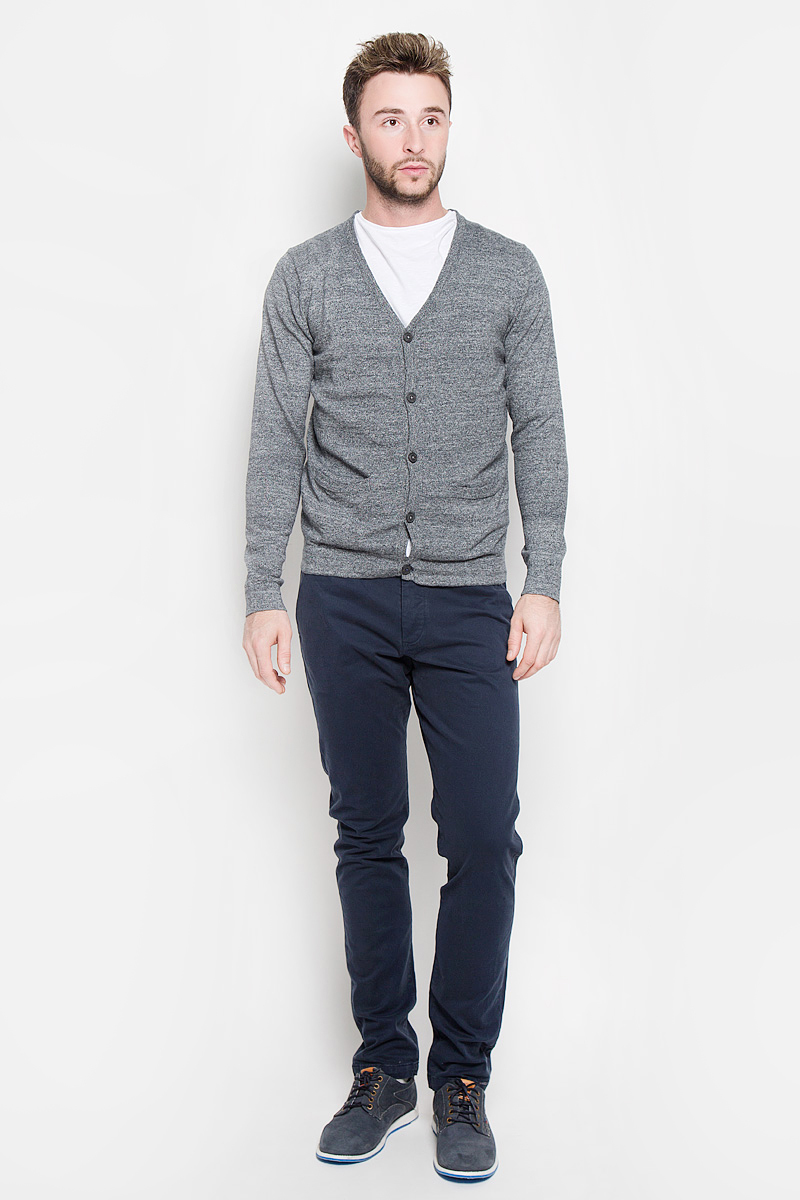 Кардиган мужской Jack & Jones, цвет: серый. 12109920. Размер L (48)12109920_Grey Melange Кардиган мужской Jack & Jones, цвет: серый. 12109920. Размер L (48)12109920_Grey MelangeСтильный мужской кардиган Jack & Jones выполнен из натурального хлопка, благодаря чему великолепно сохраняет тепло, позволяет коже дышать и обладает высокой износостойкостью и эластичностью. Модель с длинными рукавами и V-образным вырезом горловины согреет вас в прохладные дни. Кардиган застегивается на пуговицы. Спереди кардиган дополнен двумя накладными карманами. Модный и уютный кардиган - идеальный вариант для создания уникального образа. Такая модель будет дарить вам комфорт в течение всего дня и послужит замечательным дополнением к вашему гардеробу.