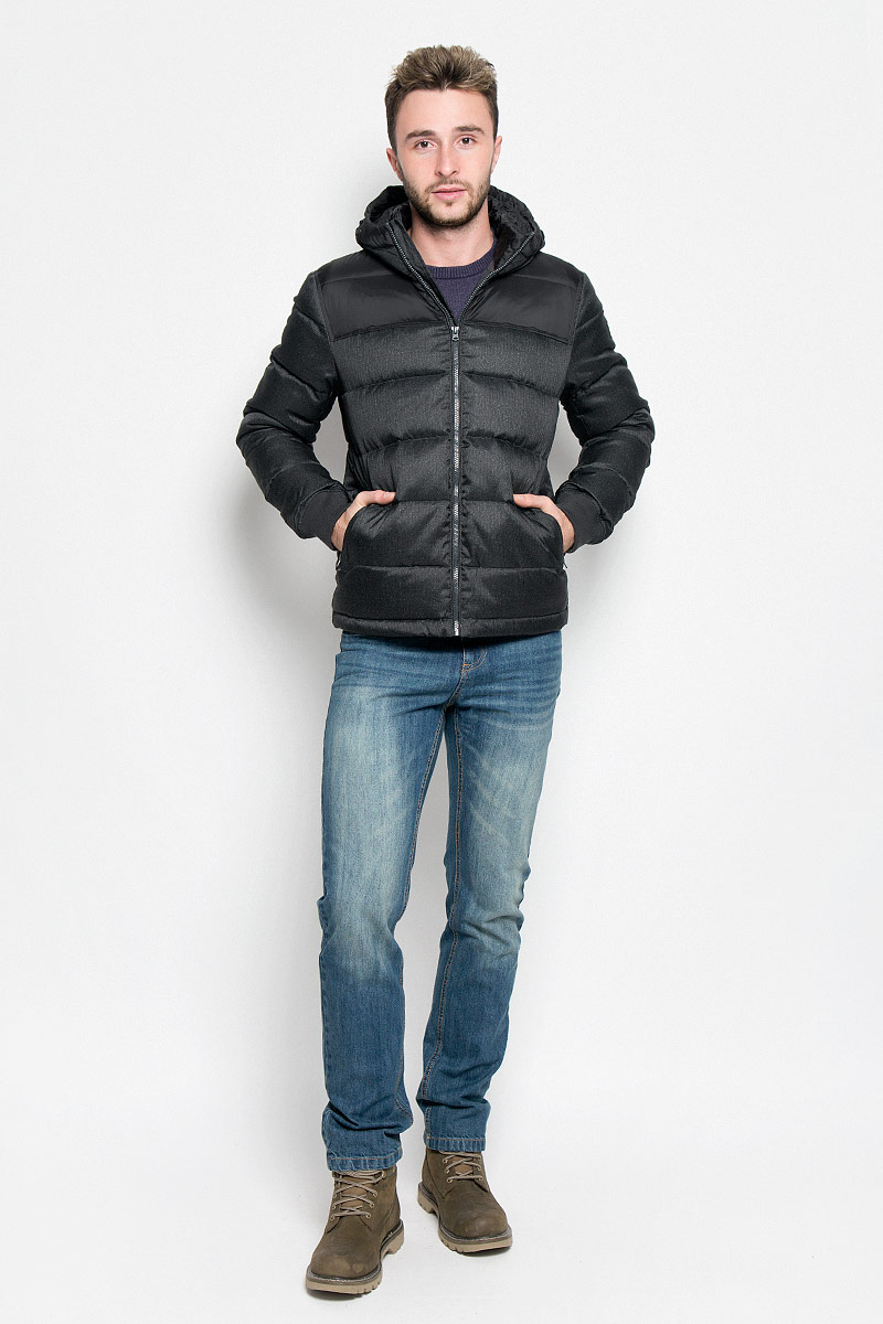 Куртка мужская Wrangler, цвет: черный. W4635YU01. Размер XL (52)W4635YU01 Куртка мужская Wrangler, цвет: черный. W4635YU01. Размер XL (52)W4635YU01Мужская куртка Wrangler, выполненная из высококачественного комбинированного материала, придаст образу безупречный стиль. Подкладка изготовлена из гладкого и приятного на ощупь материала. В качестве утеплителя используется утиный пух и перо.Куртка прямого кроя с несъемным капюшоном застегивается на застежку-молнию с внутренней ветрозащитной планкой. Край капюшона дополнен шнурком-кулиской. Низ рукавов обработан трикотажными эластичными манжетами. Спереди расположено два прорезных кармана на молниях, с внутренней стороны - прорезной карман на застежке-молнии. На левом рукаве расположена небольшая фирменная нашивка. Практичная и теплая куртка послужит отличным дополнением к вашему гардеробу!
