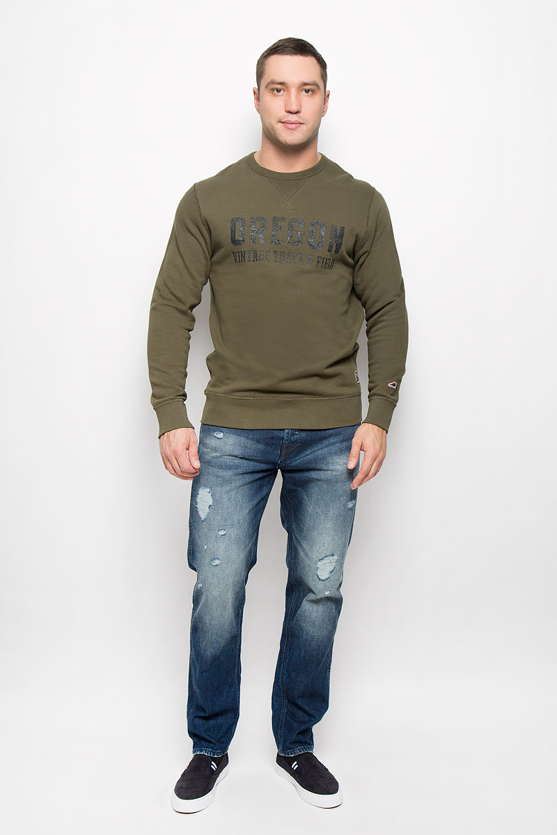 Свитшот мужской Jack & Jones Vintage, цвет: оливковый. 12109228. Размер XL (50)12109228_Olive Night Свитшот мужской Jack & Jones Vintage, цвет: оливковый. 12109228. Размер XL (50)12109228_Olive NightМужской свитшот Jack & Jones Vintage, выполненный из натурального хлопка, идеально подойдет для повседневной носки. Материал очень мягкий, тактильно приятный, не сковывает движения и обладает высокими дышащими свойствами. Изнаночная сторона с небольшими петельками. Свитшот с круглым вырезом горловины и длинными рукавами оформлен термоаппликацией в виде надписи. На рукавах предусмотрены широкие манжеты. Низ изделия дополнен трикотажной резинкой. Изделие украшено фирменными нашивками.Современный дизайн и отличное качество делают этот свитшот стильным и практичным предметом мужской одежды. Такая модель подарит вам комфорт в течение всего дня!