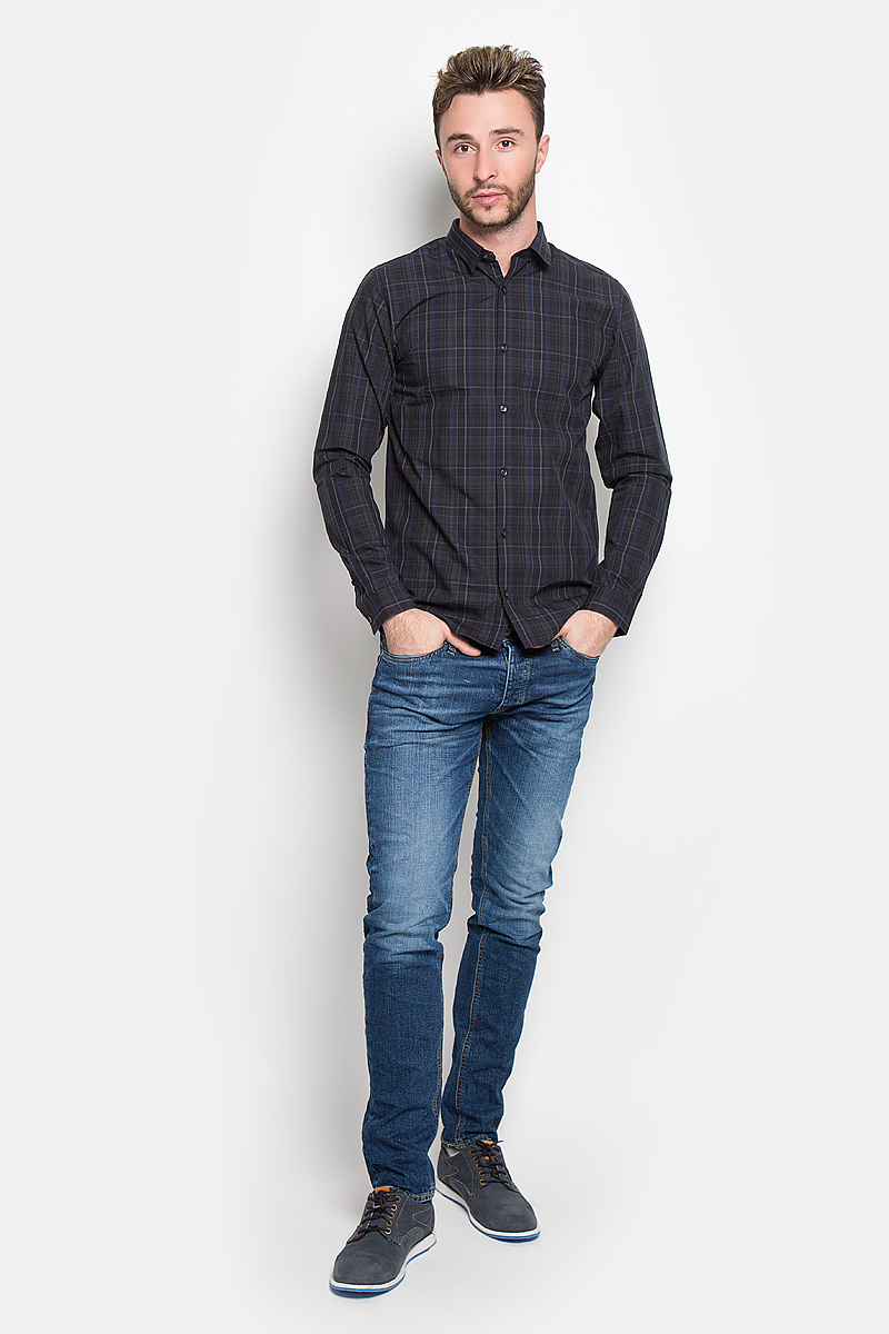 Рубашка мужская Jack & Jones, цвет: темно-синий. 12108807. Размер XXL (52)12108807_Scarab Рубашка мужская Jack & Jones, цвет: темно-синий. 12108807. Размер XXL (52)12108807_ScarabСтильная мужская рубашка Jack & Jones, выполненная из натурального хлопка, подчеркнет ваш уникальный стиль и поможет создать оригинальный образ. Такой материал великолепно пропускает воздух, а также обладает высокой гигроскопичностью. Рубашка slim fit с длинными рукавами и отложным воротником застегивается на пуговицы спереди. Манжеты рукавов также застегиваются на пуговицы. Рубашка оформлена принтом в клетку. Классическая рубашка - превосходный вариант для базового мужского гардероба и отличное решение на каждый день.Такая рубашка будет дарить вам комфорт в течение всего дня и послужит замечательным дополнением к вашему гардеробу.
