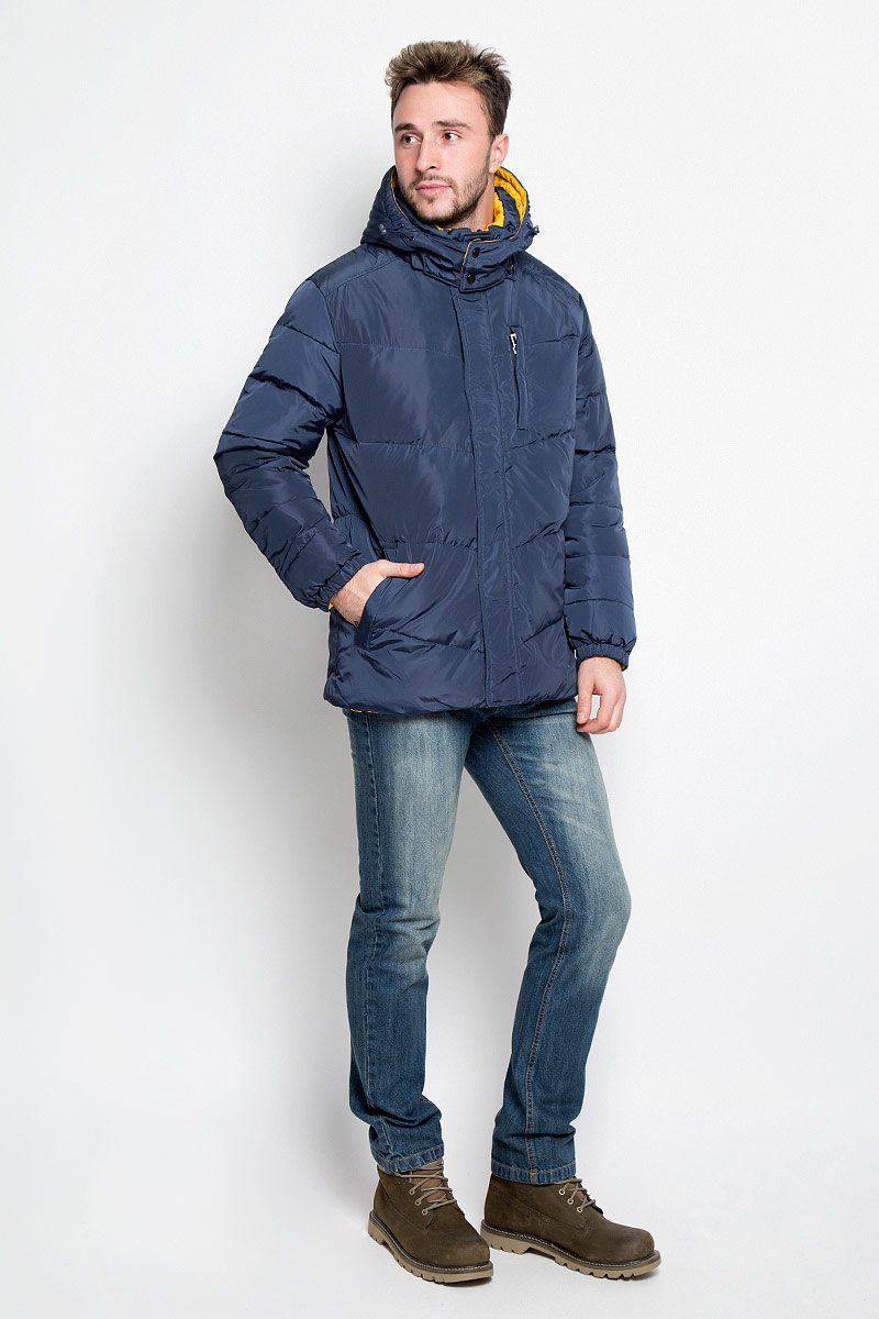 Куртка мужская Sela Casual Wear, двухсторонняя, цвет: темно-синий, желтый. Cd-226/354-6414. Размер XL (52)Cd-226/354-6414 Куртка мужская Sela Casual Wear, двухсторонняя, цвет: темно-синий, желтый. Cd-226/354-6414. Размер XL (52)Cd-226/354-6414Мужская двухсторонняя куртка Sela, выполненная из полиэстера, придаст образу безупречный стиль. Подкладка изготовлена из гладкого и приятного на ощупь материала. В качестве утеплителя используется пух и перо.Куртка прямого кроя с капюшоном и воротником-стойкой застегивается на застежку-молнию с ветрозащитной планкой на кнопках. Капюшон пристегивается к изделию за счет молнии. Край капюшона дополнен шнурком-кулиской. Низ рукавов собран на резинку. С одной стороны модели расположено три прорезных кармана на застежке-молнии, с другой стороны - два прорезных кармана на застежке-молнии. Такая практичная и теплая куртка послужит отличным дополнением к вашему гардеробу!