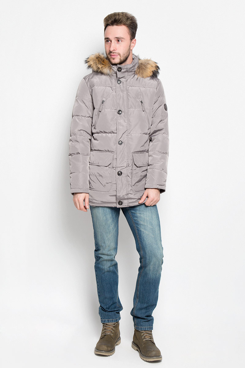 Куртка мужская Sela Casual Wear, цвет: серо-бежевый. Cd-226/329-6414. Размер XXL (54)Cd-226/329-6414 Куртка мужская Sela Casual Wear, цвет: серо-бежевый. Cd-226/329-6414. Размер XXL (54)Cd-226/329-6414Мужской пуховик Sela Casual Wear идеально дополнит ваш образ в холодную погоду. Изделие выполнено из водо- и ветронепроницаемого материала. Подкладка изготовлена из гладкой ткани. В качестве утеплителя используется пух и перо. Куртка с воротником-стойкой и капюшоном застегивается на пластиковую молнию с двумя ветрозащитными планками. Внешняя планка имеет застежки-пуговицы. Капюшон, декорированный съемной опушкой из натурального меха, пристегивается к куртке с помощью молнии. На рукавах предусмотрены мягкие трикотажные манжеты. На груди расположены два прорезных кармана на молниях, в нижней части изделия - два объемных накладных кармана с клапанами на кнопках. С внутренней стороны имеется накладной карман с застежкой-кнопкой. Модель украшена нашивкой.Практичная и теплая куртка послужит отличным дополнением к вашему гардеробу!