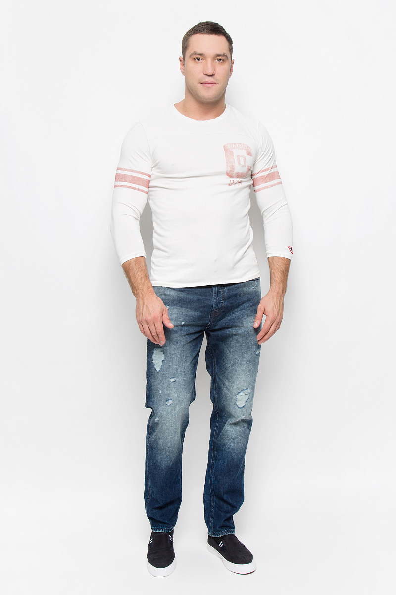 Лонгслив мужской Jack & Jones Vintage, цвет: молочный. 12110326. Размер M (46)12110326_Cloud Dancer Лонгслив мужской Jack & Jones Vintage, цвет: молочный. 12110326. Размер M (46)12110326_Cloud DancerМужской лонгслив Jack & Jones, изготовленный из натурального хлопка, станет отличным дополнением к вашему гардеробу. Материал изделия приятный на ощупь, не сковывает движений и позволяет коже дышать.Модель с круглым вырезом горловины и рукавами длинной 7/8 оформлена оригинальным принтом. Современный дизайн и расцветка делают этот лонгслив стильным предметом мужской одежды. Такая модель подарит вам комфорт в течение всего дня.