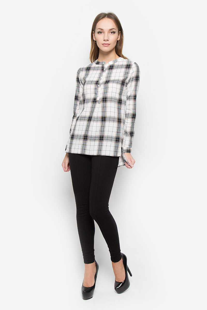 Блузка женская Sela Casual, цвет: белый, светло-персиковый. TKw-112/1115-6445. Размер S (44)TKw-112/1115-6445 Блузка женская Sela Casual, цвет: белый, светло-персиковый. TKw-112/1115-6445. Размер S (44)TKw-112/1115-6445Стильная женская блуза Sela Casual, выполненная из натурального хлопка, подчеркнет ваш уникальный стиль и поможет создать оригинальный женственный образ.Блузка с длинными рукавами и круглым вырезом горловины имеет свободный крой и застегивается на пуговицы на груди. Манжеты рукавов также дополнены пуговицами. Блузка с удлиненной спинкой оформлена принтом в клетку. Эта блузка будет дарить вам комфорт в течение всего дня и послужит замечательным дополнением к вашему гардеробу.