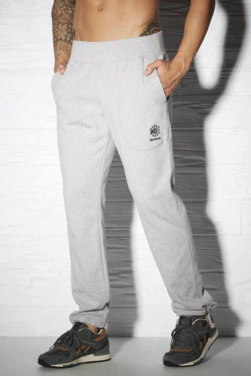 Брюки спортивные мужские Reebok Cc Ft Tennis, цвет: серый. AY1212. Размер XXL (60/62)AY1212 Брюки спортивные мужские Reebok Cc Ft Tennis, цвет: серый. AY1212. Размер XXL (60/62)AY1212Спортивные брюки Reebok Cc Ft Tennis удобные и выполнены из высококачественного материала. Стильная модель с поясом на шнурке и глубокими боковыми карманами просто созданы для повседневной жизни.