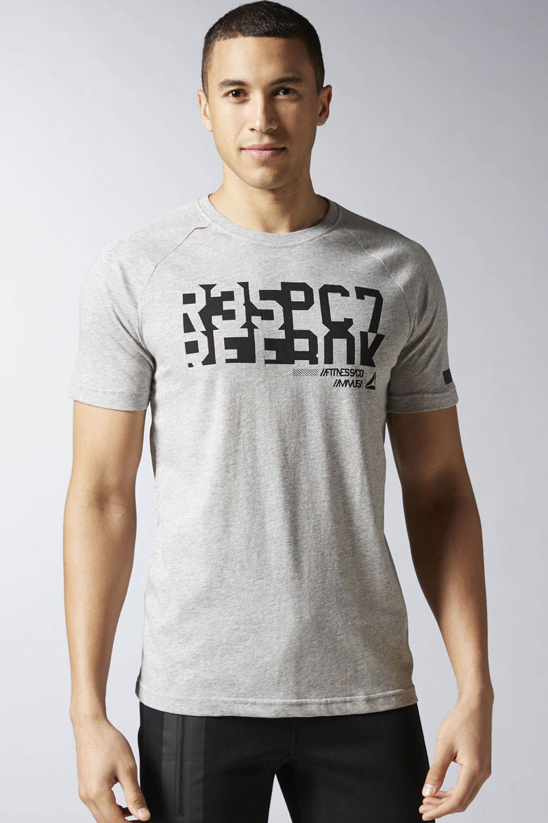 Футболка мужская Reebok Wor C Graphic Tee, цвет: серый. AY2245. Размер XL (56/58)AY2245 Футболка мужская Reebok Wor C Graphic Tee, цвет: серый. AY2245. Размер XL (56/58)AY2245Футболка Reebok Wor C Graphic Tee из мягкого текстиля с большим содержанием хлопка. Прямой крой, короткий рукав-реглан, круглый вырез, яркий принт. Облегающий крой отлично подходит для интенсивных тренировок и совершенно не стесняет движений. Светоотражающая лента на рукаве для видимости в условиях плохого освещения.