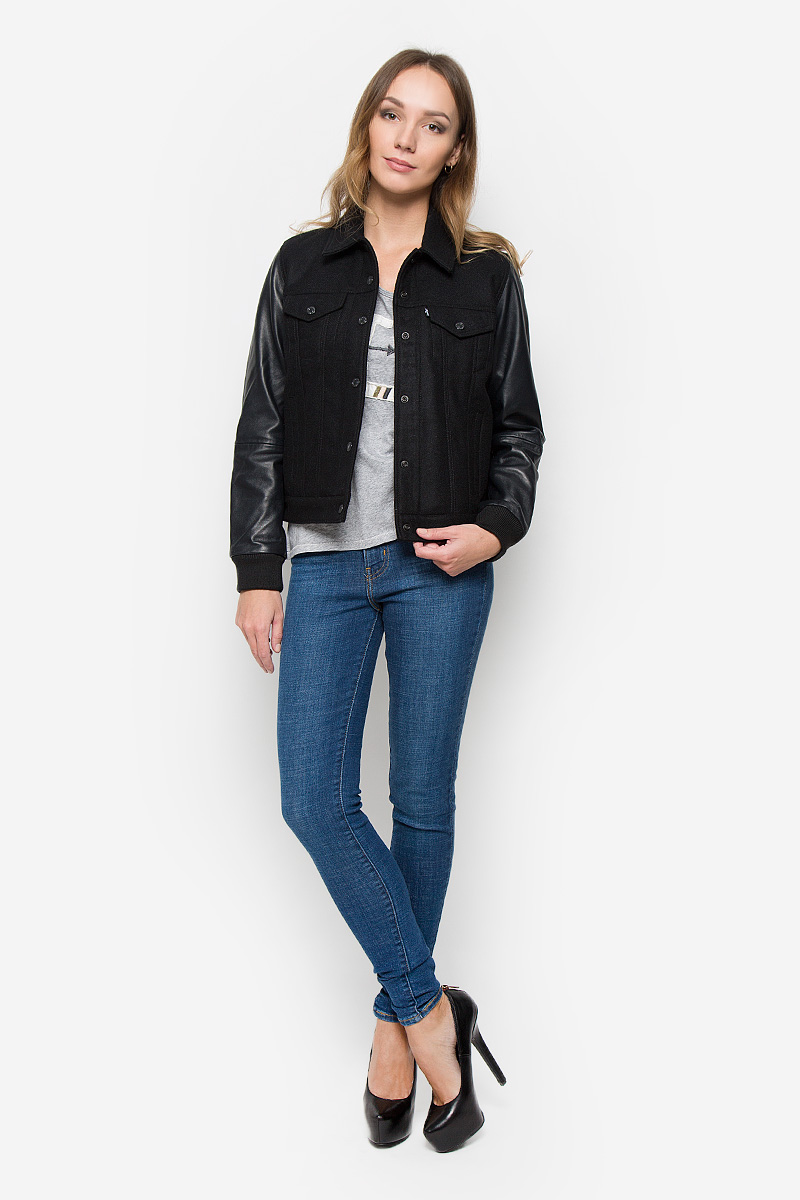 Куртка женская Levis®, цвет: черный. 2821100010. Размер M (46)2821100010 Куртка женская Levis®, цвет: черный. 2821100010. Размер M (46)2821100010Женская куртка Levis® с длинными рукавами и отложным воротником выполнена из шерсти с добавлением полиэстера. Рукава куртки выполнены из натуральной кожи. Наполнитель - синтепон. Куртка застегивается на кнопки спереди. Изделие оснащено двумя втачными карманами на клапанах с кнопками и двумя втачными открытыми карманами спереди. Рукава дополнены трикотажными манжетами.