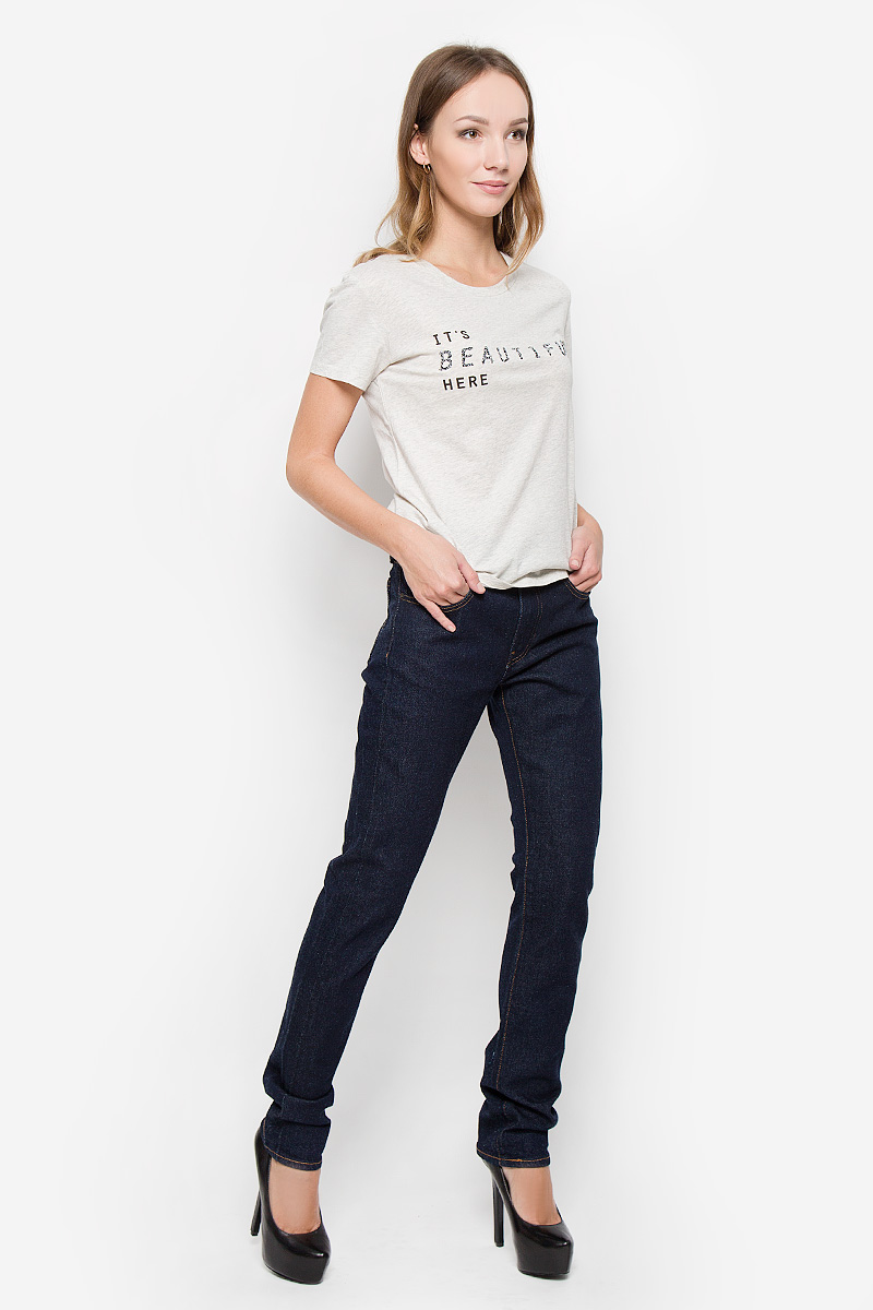 Джинсы женские Levis® 505 C, цвет: темно-синий. 2834200020. Размер 26-32 (40/42-32)2834200020 Джинсы женские Levis® 505 C, цвет: темно-синий. 2834200020. Размер 26-32 (40/42-32)2834200020Женские джинсы Levis® 505 C выполнены из плотного денима. Прямые джинсы с заниженной линией талии имеют облегающий крой в бедрах. Изделие застегивается спереди на молнию и пуговицу. На поясе предусмотрены шлевки для ремня. Модель имеет классический пятикарманный крой: спереди - два втачных кармана и один маленький накладной, а сзади - два накладных кармана. Джинсы оформлены прострочкой.