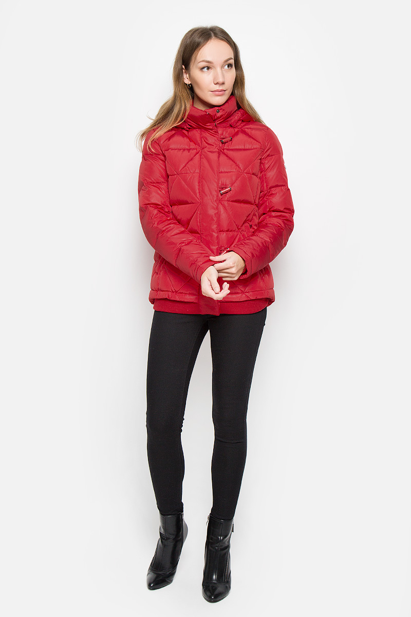 Куртка женская Finn Flare, цвет: красный. W16-12014_300. Размер XS (42)W16-12014_300 Куртка женская Finn Flare, цвет: красный. W16-12014_300. Размер XS (42)W16-12014_300Женская куртка Finn Flare выполнена из полиэстера с утеплителем из пуха и пера. Модель с воротником-стойкой и съемным капюшоном застегивается на молнию с двумя ветрозащитными планками. Внешняя планка имеет застежки-пуговицы. Капюшон, дополненный по краю эластичным шнурком со стопперами, пристегивается к куртке с помощью кнопок. Воротник также оснащен застежками-кнопками. На рукавах предусмотрены трикотажные манжеты. Низ изделия дополнен эластичной трикотажной вставкой. Спереди расположены два прорезных кармана на молниях. Пуховик украшен фирменной металлической пластиной.