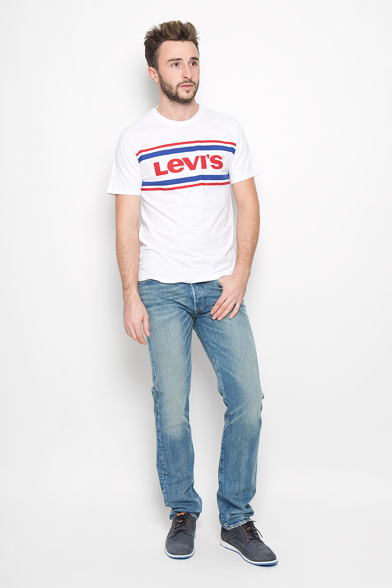 Джинсы мужские Levis® 501, цвет: голубой. 50122870. Размер 31-32 (46/48-32)50122870 Джинсы мужские Levis® 501, цвет: голубой. 50122870. Размер 31-32 (46/48-32)50122870Легендарные мужские джинсы Levis® 501 выполнены из качественного хлопка с добавлением эластана. Джинсы прямого кроя дополнены фирменной застежкой на пуговицах. На поясе предусмотрены шлевки для ремня. Модель имеет классический пятикарманный крой: спереди - два втачных кармана и один маленький накладной, а сзади - два накладных кармана. Изделие оформлено легким эффектом искусственного состаривания денима: потертостями и перманентными складками. Украшены джинсы металлическими клепками и прострочкой.