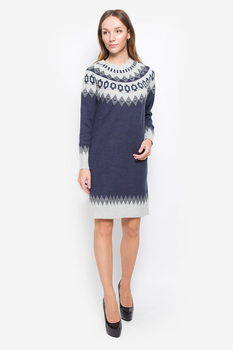 Платье Baon, цвет: темно-синий, серый. B457. Размер M (46)B457_Dark Navy Jacquard Платье Baon, цвет: темно-синий, серый. B457. Размер M (46)B457_Dark Navy JacquardТеплое платье Baon выполнено из мягкой пряжи сложного состава. Модель с круглым вырезом горловины и длинными рукавами-реглан оформлена вязаным рисунком. Воротник, манжеты и низ изделия связаны резинкой.