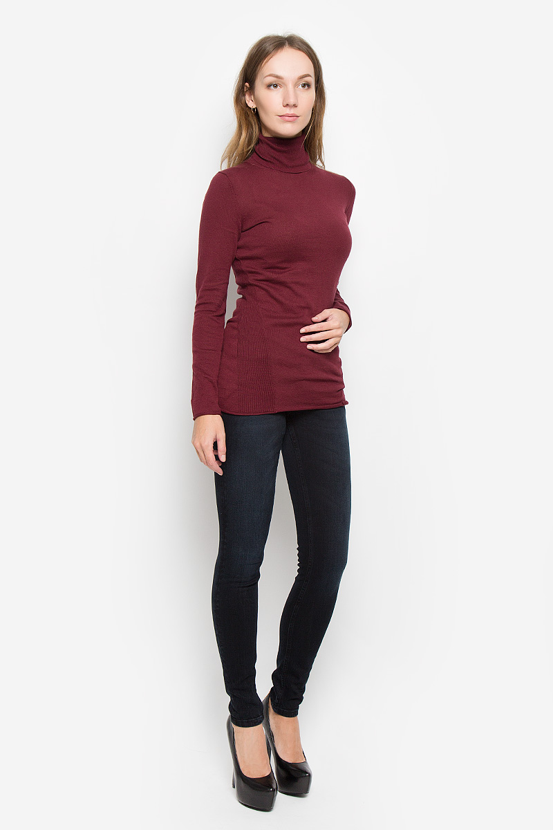Водолазка женская Calvin Klein Jeans, цвет: бордовый. J20J200829. Размер M (44/46)SSD1013BI Водолазка женская Calvin Klein Jeans, цвет: бордовый. J20J200829. Размер M (44/46)SSD1013BIЖенская водолазка Calvin Klein Jeans выполнена из натурального хлопка. Водолазка с воротником-гольф и длинными рукавами украшена вышитым логотипом бренда и фирменной металлической пластиной. Рукава и низ изделия имеют закрученные края.