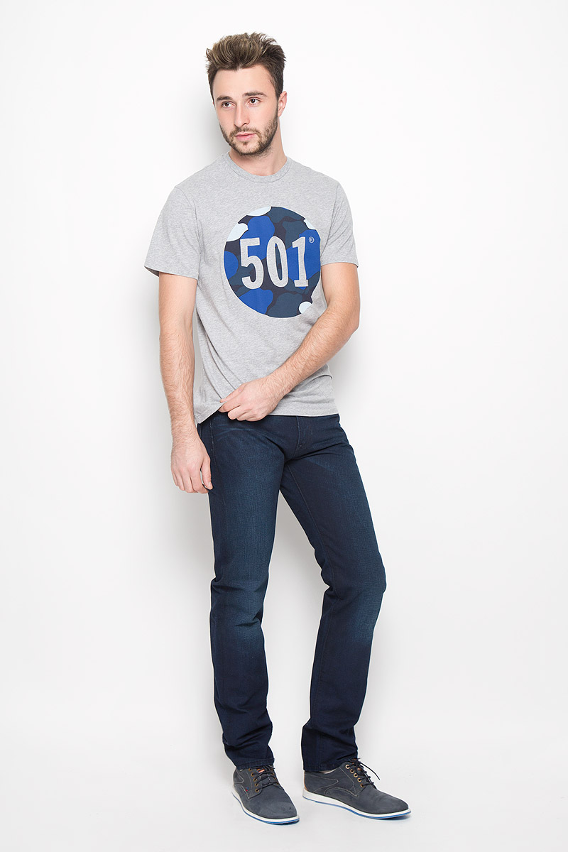 Джинсы мужские Levis® 504, цвет: темно-синий. 2999005360. Размер 32-34 (48-34)2999005360 Джинсы мужские Levis® 504, цвет: темно-синий. 2999005360. Размер 32-34 (48-34)2999005360Мужские джинсы Levis® 504, выполненные из качественного хлопка, станут отличным дополнением к вашему гардеробу.Джинсы прямого кроя дополнены фирменной застежкой-молнией и пуговицей. На поясе предусмотрены шлевки для ремня. Модель имеет классический пятикарманный крой: спереди - два втачных кармана и один маленький накладной, а сзади - два накладных кармана. Изделие оформлено легким эффектом искусственного состаривания денима: перманентными складками. Сзади на поясе джинсы украшены фирменной нашивкой с названием бренда.