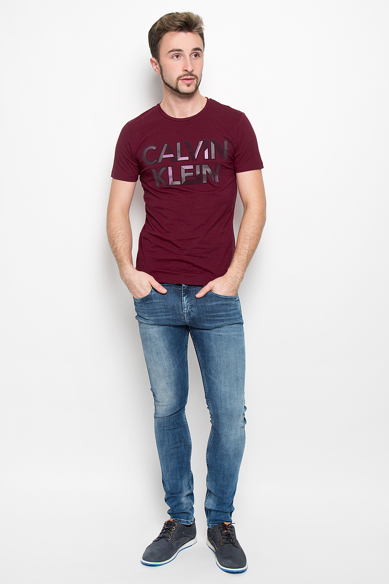 Футболка мужская Calvin Klein Jeans, цвет: темно-красный. J30J300562. Размер M (48)№11 Футболка мужская Calvin Klein Jeans, цвет: темно-красный. J30J300562. Размер M (48)№11Мужская футболка Calvin Klein Jeans, выполненная из эластичного хлопка, идеально подойдет для повседневной носки. Футболка с круглым вырезом горловины и короткими рукавами имеет полуприлегающий силуэт. Спереди изделие украшено фактурной надписью с названием бренда.