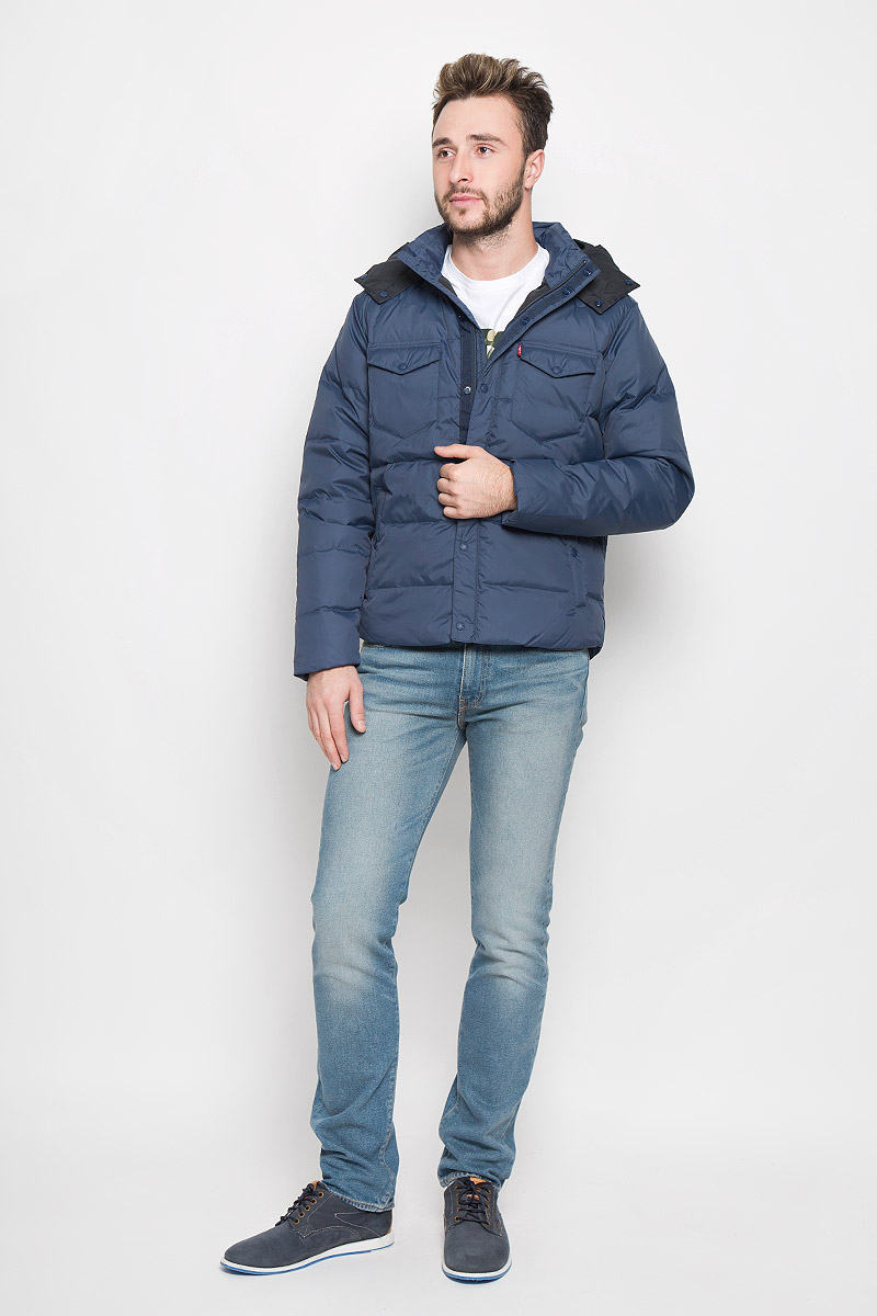 Пуховик мужской Levis®, цвет: морская волна. 2767500010. Размер M (46)2767500010 Пуховик мужской Levis®, цвет: морская волна. 2767500010. Размер M (46)2767500010Стильный мужской пуховик Levis® выполненный из высококачественных материалов, имеет подкладку из пера и утиного пуха.Изделие с воротником стойкой дополнено капюшоном, который крепиться к воротнику с помощью кнопок и имеет защитную планку на кнопках. Застегивается пуховик на металлическую застежку-молнию и дополнительно имеет ветрозащитную планку на кнопках. Манжеты рукавов оснащены с обратной стороны вшитыми резинками. Спереди модель дополнена двумя прорезными карманами на застёжках-кнопках и двумя накладными карманами с защитными клапанами на кнопках. С внутренней стороны пуховик дополнен одним накладным карманом на застежке-молнии. Низ изделия оснащен скрытыми кулисками на стопперах. Модель выполнена в однотонном, лаконичном стиле.