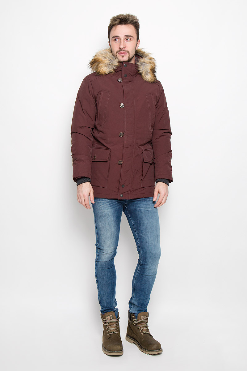 Пуховик мужской Lee Cooper, цвет: темно-бордовый. LCHMO028. Размер S (46)LCHMO028/DKWINE Пуховик мужской Lee Cooper, цвет: темно-бордовый. LCHMO028. Размер S (46)LCHMO028/DKWINEСтильный мужской пуховик Lee Cooper отлично подойдет для холодной погоды. Модель классического кроя с длинными рукавами и капюшоном выполнена из высококачественного износостойкого нейлона и застегивается на застежку-молнию, а также имеет ветрозащитный клапан на пуговицах. Изделие дополнено двумя вместительными накладными карманами на пуговицах и двумя втачными карманами на кнопках спереди, а также внутренним карманом на пуговице и внутренним карманом на кнопке. На талии куртка затягивается шнурком-кулиской.В такой стильной куртке вам не будут страшны никакие морозы! Наполнитель из пуха обеспечит вам тепло и комфорт в любую погоду. Пуховик дополнен внутренними трикотажными манжетами. Капюшон пуховика украшен съемным искусственным мехом на кнопках. Эта модная и в то же время комфортная куртка - отличный вариант для уверенного в себе мужчины!